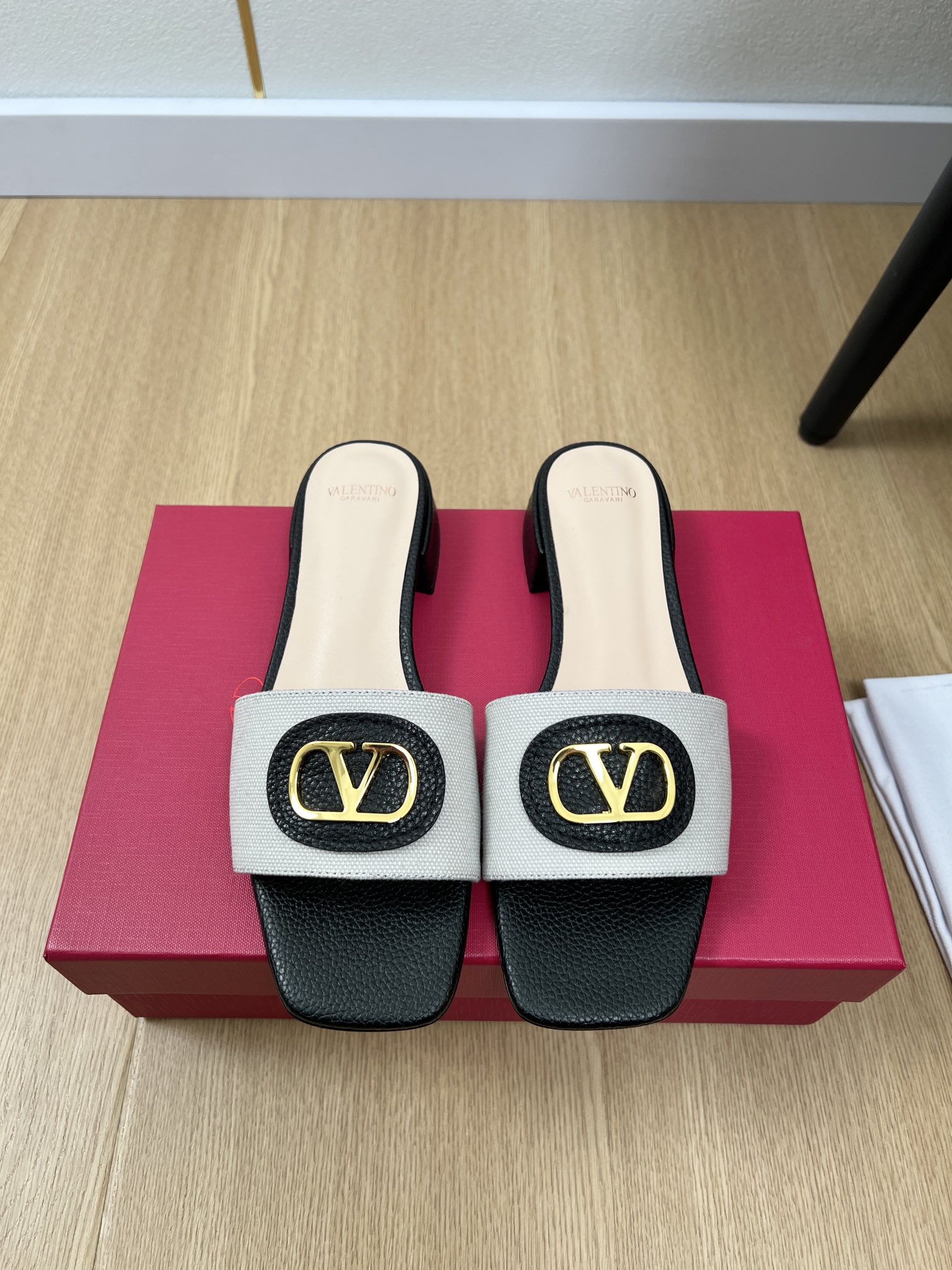 NO:259704,Valentino | V Home Early Spring New Products, the latest classic V-button slipper series, Thai pants are spicy!  A magical artifact. The mid-heel design looks good without being tired. The deep-mouth design combination highlights the brand's unique design style. Luxury and fashionable. Extremely recognizable. The exquisite round head. The side arc is perfect. The taste of the side curve is particularly pure. The celebrity temperament is full of feminineness. The foot feels full. It really needs versatile shoes in summer. It looks good no matter how you match it. The casual and high-end feel is also great. It is fashionable and fashionable. The rhinestone matching design perfectly blends the joy of playing and elegance. Wear it and dances happily. The upper imported cowhide/customized cloth. Inner sheepskin footbed sheepskin. Outsole imported leather from Italy. Heel height is 2.5cm.  Size 35-41 (40.41 customization), slippers, valentino, valentino, slippers, cowhide, sheepskin, Leather soles19860909Valentino 华伦天奴 | V家早春新品 专柜最新经典V扣拖鞋系列 泰裤辣！妥妥神器一枚 中跟设计穿上好看又不会累,深口设计搭配彰显了品牌独有的设计风格 奢华时尚 极有辨识度 精致的圆头 侧身弧线完美味儿特别纯正 名媛气质女人味十足,脚感满分夏天真的太需要百搭鞋了,怎么搭配都好看,随意且高级的感觉舒适度也很棒,搭配各种裤子,潮爆了 超好看百搭 水钻搭配设计完美融合在俏皮和优雅问无缝切换的快乐,穿上它跳起欢快的摇摆舞吧 鞋面进口牛皮/定制布面 内里羊皮 垫脚羊皮 大底意大利进口真皮大底 跟高2.5cm 码数35-41（40.41定制）,拖鞋,valentino,valentino,slippers,cowhide,sheepskin,Leather soles,Women's Shoes