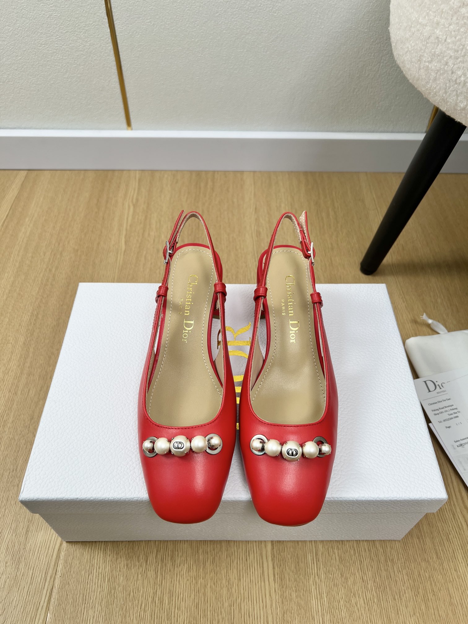 NO:259698,Dior | 2025 D Home 2025 Spring and Summer New Products, New Pearl Buckle Thick Heel Sandals Series, Original Purchase and Development, Made Products This pearl thick heel sandals reinterpret Dior's main items, showing modern and elegant temperament. Extraordinary comfort. It can add classic style to various styles, or match with other items from the Miss Dior limited series to create matching styles [celebration] [celebration] [celebration] [celebration] Upper Imported beef patent leather/calf leather inner sheepskin footbed sheepskin outsole Italian imported genuine leather outsole Heel height 6cm Size 35-41 (40.41 customization), sandals, dior, dior, dior, sandals, cowhide, sheepskin, Leather soles19860909Dior迪奥 | 2025 D家2025春夏新品 专柜新款爆款珍珠扣粗跟凉鞋系列～ 原版购入开发 做货 这款珍珠粗跟凉鞋重新诠释 Dior 主打单品,彰显现代优雅气质.舒适非凡.可为各式造型增添经典风格,亦可与 Miss Dior 限定系列的其他单品搭配,打造配套造型[庆祝][庆祝][庆祝] 鞋面 进口牛漆皮/小牛皮 内里 羊皮 垫脚 羊皮 大底 意大利进口真皮大底  跟高6cm 码数 35-41（40.41定制）,凉鞋,dior,dior,dior,sandals,cowhide,sheepskin,Leather soles,Women's Shoes