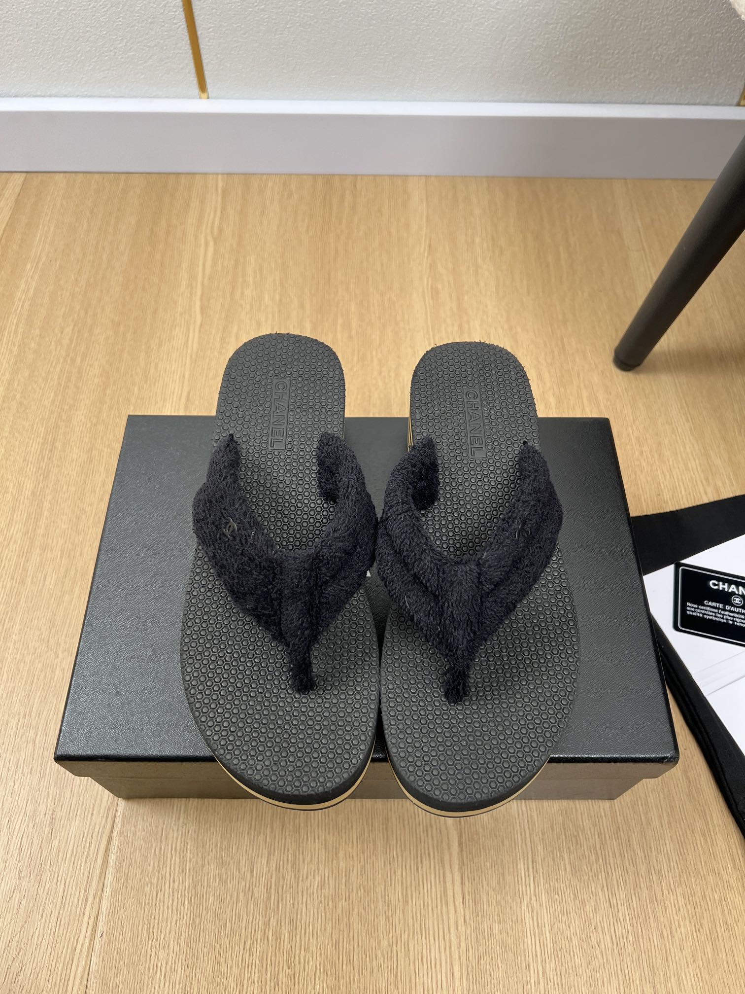 NO:259692,CHANEL | 2025 Xiaoxiang 2025 Early Spring New Products, New Showcase Thick-soled Herringbone Flip Flops Series, Love at First Sight, Xiaohongshu is pushing sandals, which look good no matter how you match it, a must-have for fashionable beauty. Ms. Xiaoxiang loves simple and irresistible/match shows a unique dressing style, free mixing and matching shines in place, and keeps the fashionable pace of Grandma Tsuka!  !  !  Exquisite details enlarge the original mold opening hardware buckle. Top version purchasing level creation & small person benefits. Thick sole. Heighten height. Super slim. This year's fairy ♀ must-have fashion items [celebrating] Upper. Original imported terry cloth. Inner. Imported sheepskin. Outsole. Original mold opening ultra-light foaming sole. Sole height 5cm. Size 35-41 (40.41 custom-made without return). Split shoes. Chanel, chanel, slippers, sheepskin.19860909CHANEL香奈儿 | 2025  小香2025早春新品 专柜新款走秀款厚底人字夹脚拖鞋系列 一见钟情 小红书力推款凉拖鞋,怎么搭配都好看,时髦精必备,小香女士钟爱简约又难以抗拒系/搭配展现与众不同的穿搭风格、自由混搭闪耀到位跟紧香奶奶时尚步伐！！！精致细节放大看原版开模五金扣 顶级版本代购级别打造&小个子的福利 厚底 增高 超级显瘦 今年小仙女♀必备时尚单品[庆祝] 鞋面 原版进口毛巾布 内里 进口羊皮 大底 原版开模超轻发泡大底 底高 5cm 码数 35-41（40.41定制不退换）,分趾鞋,chanel,chanel,slippers,sheepskin,Women's Shoes