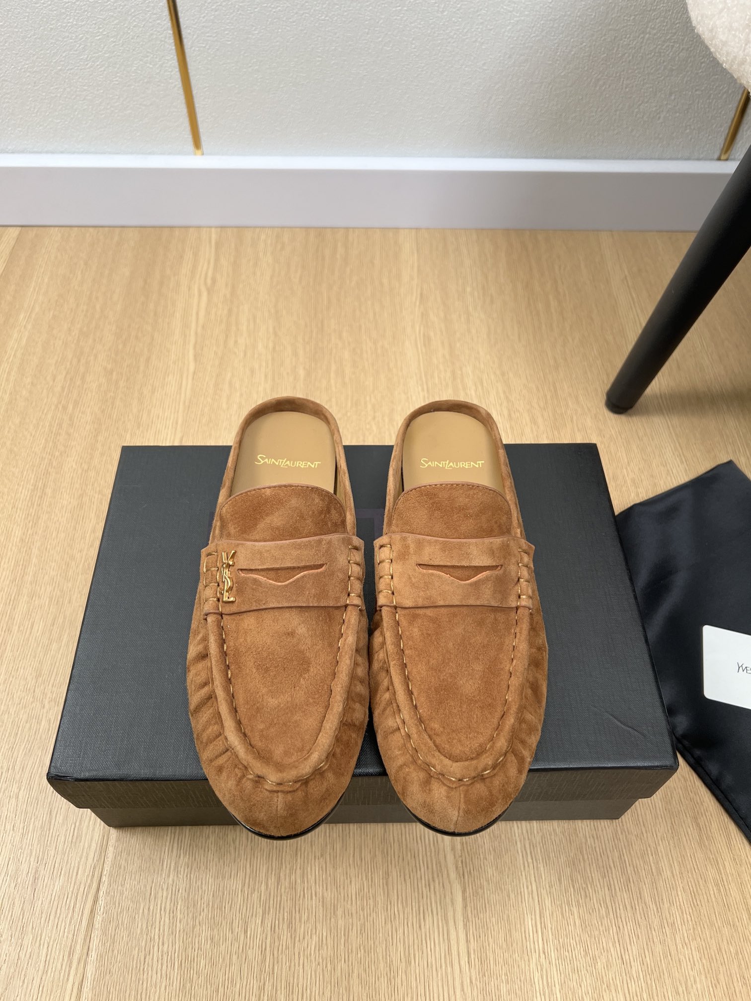 NO:259715,SAINT LAURENT Saint Laurent | 2025 YSL Home 2025 counter new popular semi-drag loafer leather shoes series Xiaohongshu promotes popular loafer leather shoes Whether spring, summer or autumn and winter, a pair of white shoes can instantly illuminate the whole body. The matching logo is very delicate and low-key. The leather is soft and does not scratch the feet. The barefoot is slightly loose when worn in the right size. It is just perfect to wear socks, and the foot effect is very comfortable, and the foot feels great. No matter you match it with jeans, small suits, and skirts, it can be matched with natural upper cowhide/cow patent leather/cow slim inner sheepskin Outsole imported from Italy Heel height 1cm Size 35-41 (40.41 custom-made without return and exchange), semi-drag, saint laurent, saint laurent, saint  laurent, louis vuitton,loafers,skirts,jeans,cowhide,sheepskin,Leather soles,socks19860909SAINT LAURENT 圣罗兰 | 2025 YSL家2025专柜新款爆款半拖乐福小皮鞋系列 小红书力推爆款乐福小皮鞋不管春夏还是秋冬,一双白鞋就可瞬间点亮全身的搭配小logo非常精致又低调,皮质柔软不磨脚,正码选的光脚穿略松 穿上袜子刚刚好简直完美到爆、而且上脚效果非常舒服,脚感很棒,而且无论你搭配牛仔裤,小西服,裙子,都能搭配自然 鞋面牛皮/牛漆皮/牛猄 内里羊皮 大底意大利进口真皮大底 跟高1cm 码数35-41（40.41定制不退换）,半拖,saint laurent,saint laurent,saint laurent,louis vuitton,loafers,skirts,jeans,cowhide,sheepskin,Leather soles,socks,Women's Shoes