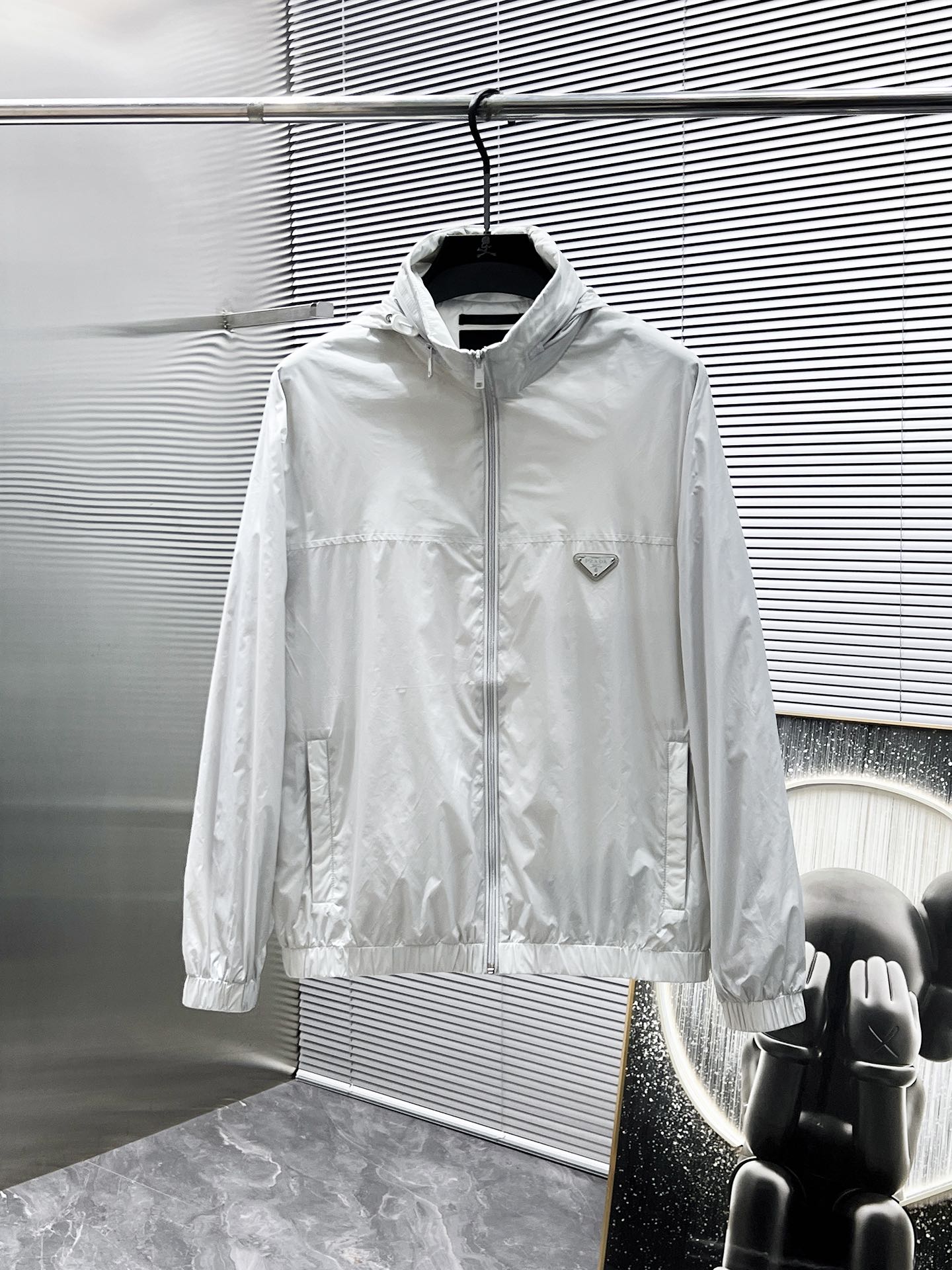 NO:150770,Prada Prada Spring 2025 new hooded jacket jacket, high-end version!  Customized fabrics for counters are breathable and comfortable, with impeccable details, and the brand element design concept reflects high quality. The feel is delicate and soft!  It is casually cut, with a great upper body style!  Count 48-56, prada, prada, jackets & coats, jackets & coats, hats, alexander wang19860909普拉达 Prada 2025春季新款 连帽 夹克 外套,高端版本！专柜定制面料 透气舒适度高,细节无可挑剔,品牌元素设计理念,体现高品质.手感细腻柔软！呈现休闲裁剪,上身版型超赞！码数48-56,,prada,prada,jackets & coats,jackets & coats,hats,alexander wang,Men's clothing