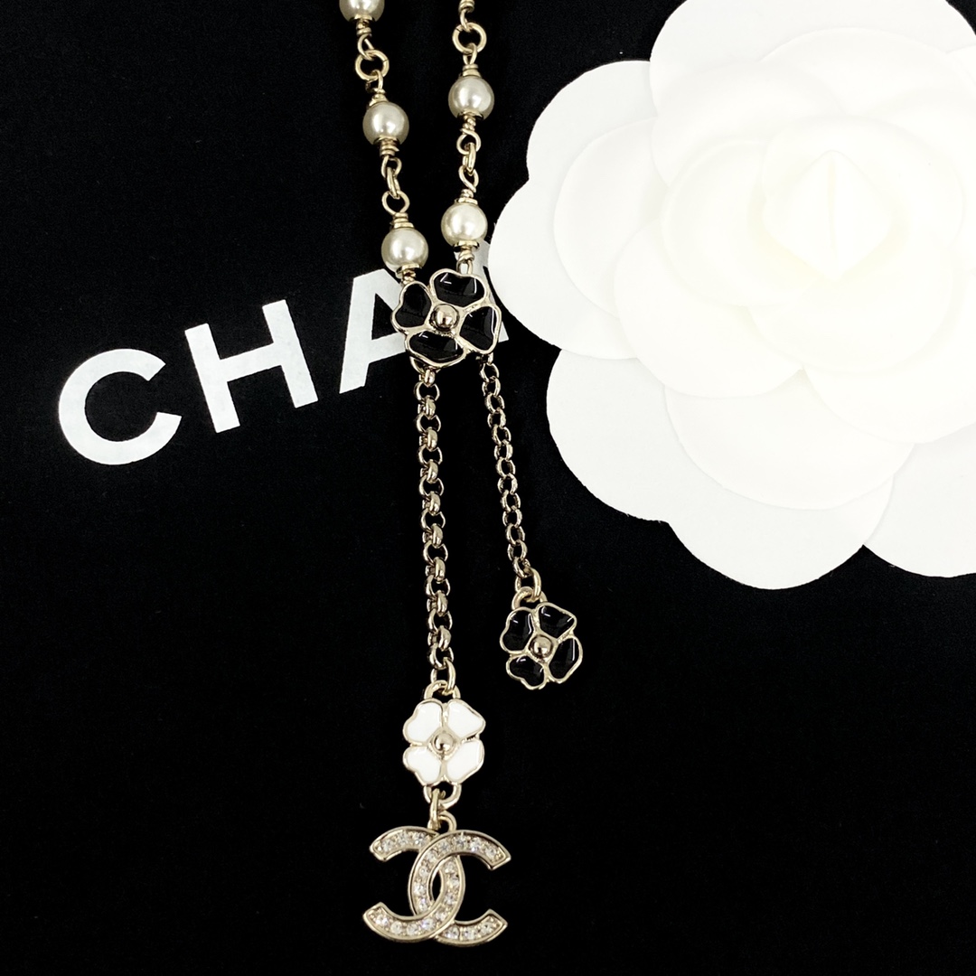  编码N1031   
🛍香奈儿项链热销🔥爆上新🆕🆕🆕
😎CHAN 25。  黑白珐琅四叶草珍珠项链
🥸