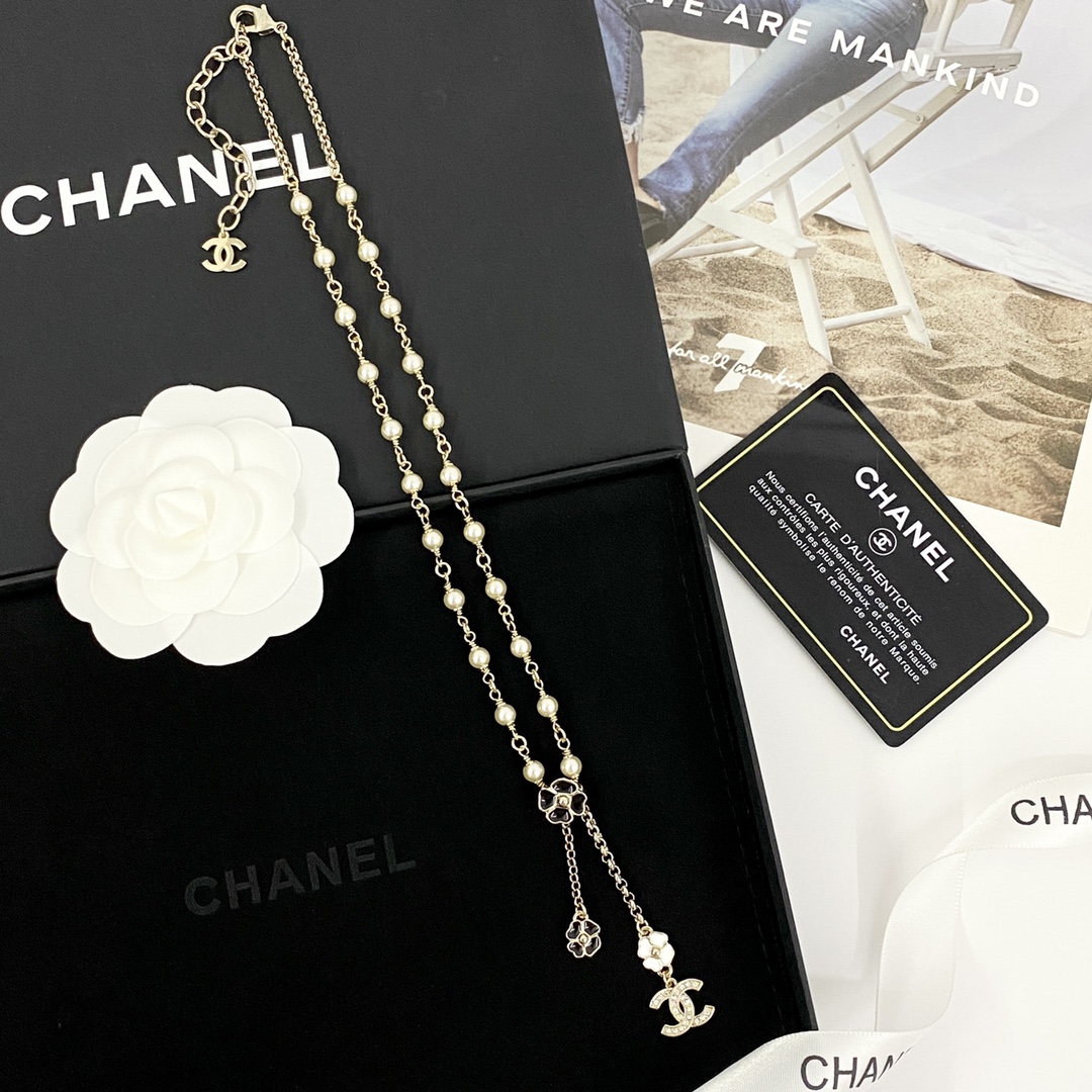  编码N1031   
🛍香奈儿项链热销🔥爆上新🆕🆕🆕
😎CHAN 25。  黑白珐琅四叶草珍珠项链
🥸