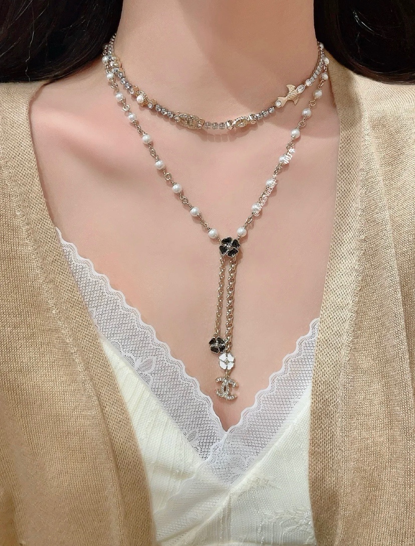  编码N1031   
🛍香奈儿项链热销🔥爆上新🆕🆕🆕
😎CHAN 25。  黑白珐琅四叶草珍珠项链
🥸