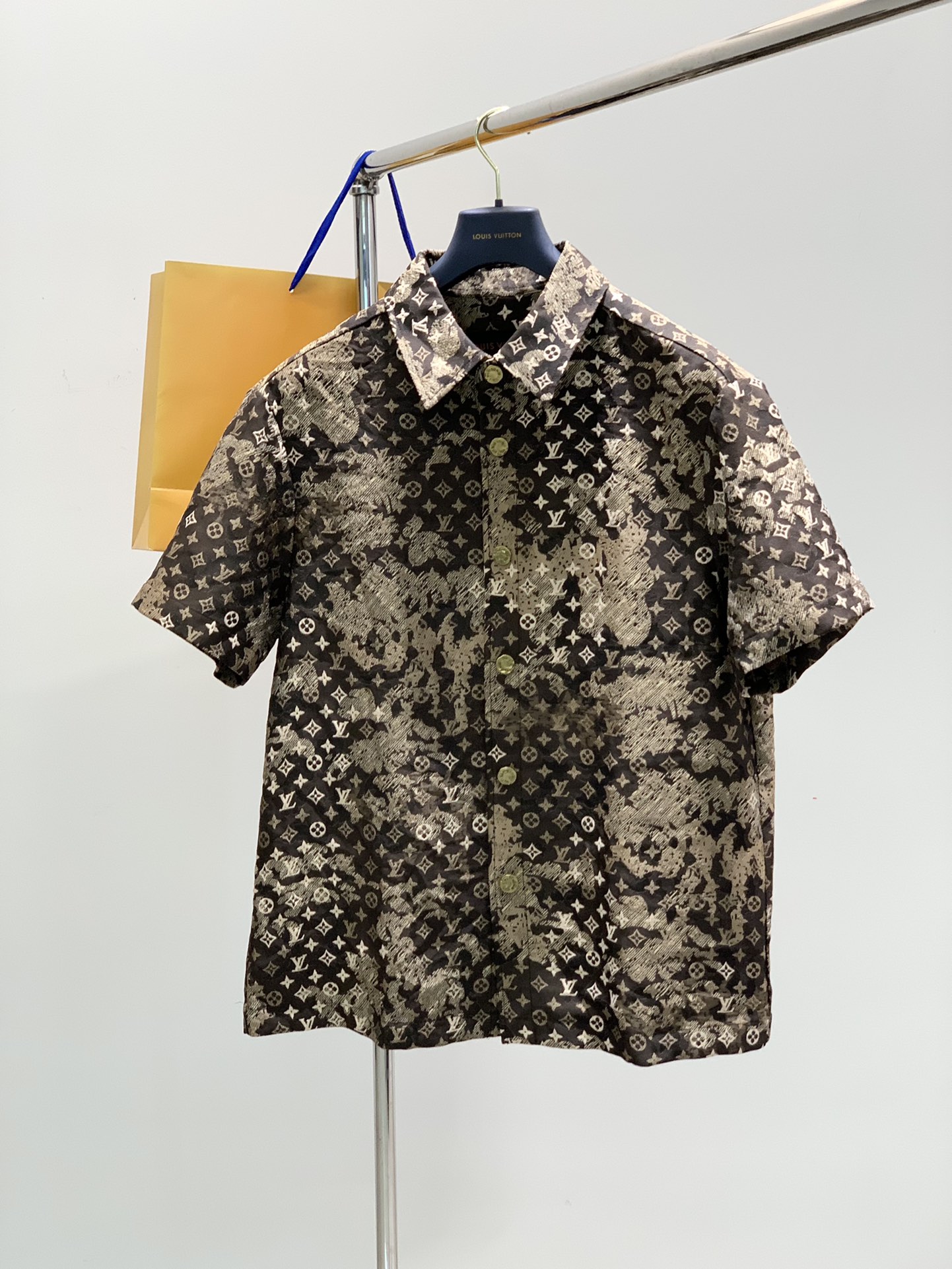 NO:162794,One set, not to be disassembled, Louis Vuitton, the latest model for spring 2025, available at the same time for counters, original orders, fashionable and casual suits, and the upper body is very distinctive!  Eye-catching and highlighted, imported original fabric, top-level jacquard craft letter pattern decoration logo, original hardware and auxiliary materials decoration, simple but not lacking in fashion, classic and atmospheric, comfortable and breathable, handsome and stylish on the upper body, 3 colors recommendation, code number M-3XL,, louis vuitton, louis vuitton, alexander wang19860909一套,不拆,LouisVuitton 路易威登,2025春季最新款,专柜同步有售,原单狠货,时尚休闲套装,上身很有特点！吸睛而有亮点,进口原版面料,顶级提花工艺字母图案装饰Logo,原版五金辅料装饰,简单而不失时尚,经典大气,舒适透气,上身帅气有型,3色推荐,码数M-3XL,,louis vuitton,louis vuitton,alexander wang,Men's clothing