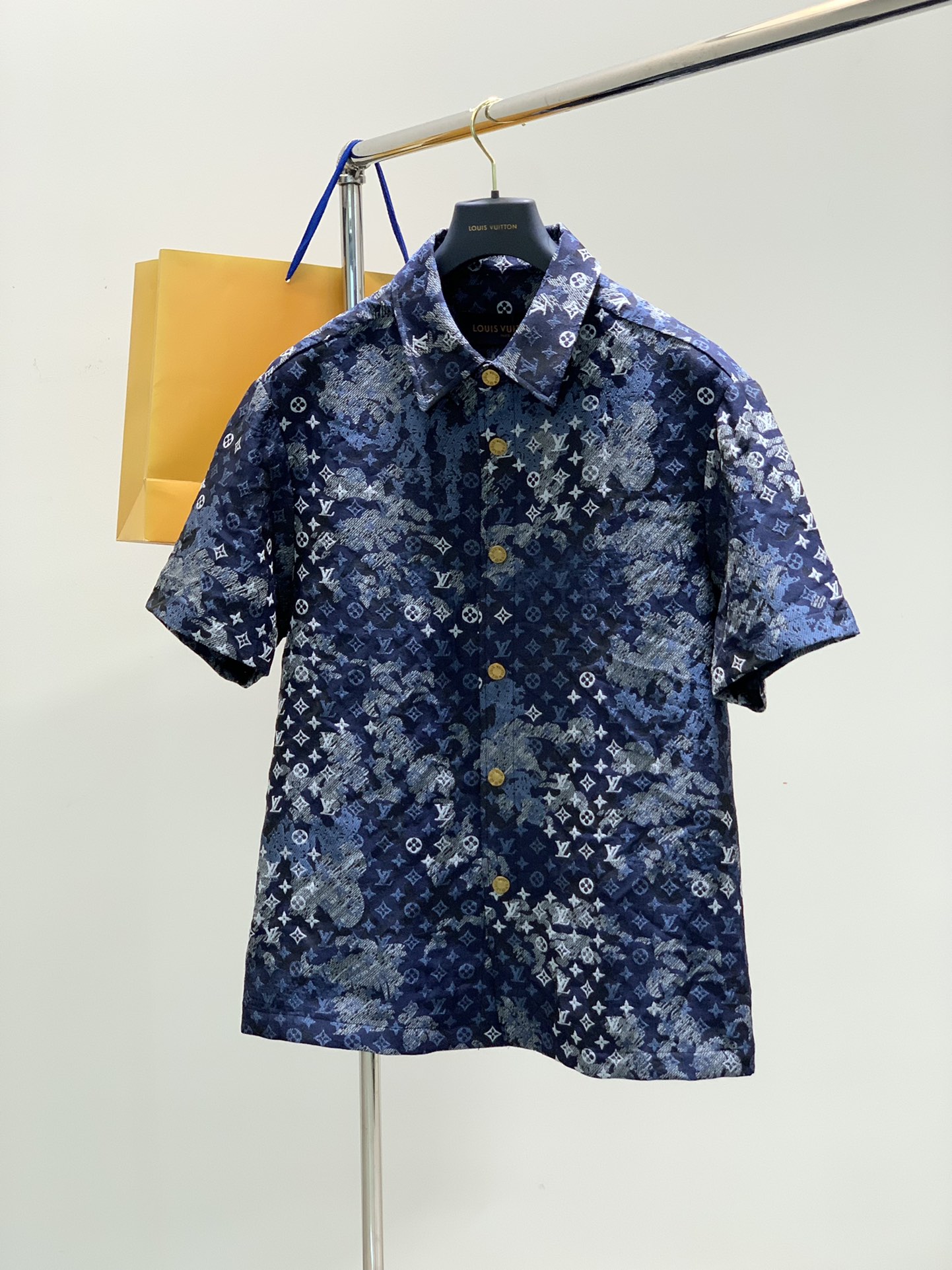 NO:150757,One set, not to be disassembled, Louis Vuitton, the latest model for spring 2025, available at the same time for counters, original orders, fashionable and casual suits, and the upper body is very distinctive!  Eye-catching and highlighted, imported original fabric, top-level jacquard craft letter pattern decoration logo, original hardware and auxiliary materials decoration, simple but not lacking in fashion, classic and atmospheric, comfortable and breathable, handsome and stylish on the upper body, 3 colors recommendation, code number M-3XL,, louis vuitton, louis vuitton, alexander wang19860909一套,不拆,LouisVuitton 路易威登,2025春季最新款,专柜同步有售,原单狠货,时尚休闲套装,上身很有特点！吸睛而有亮点,进口原版面料,顶级提花工艺字母图案装饰Logo,原版五金辅料装饰,简单而不失时尚,经典大气,舒适透气,上身帅气有型,3色推荐,码数M-3XL,,louis vuitton,louis vuitton,alexander wang,Men's clothing