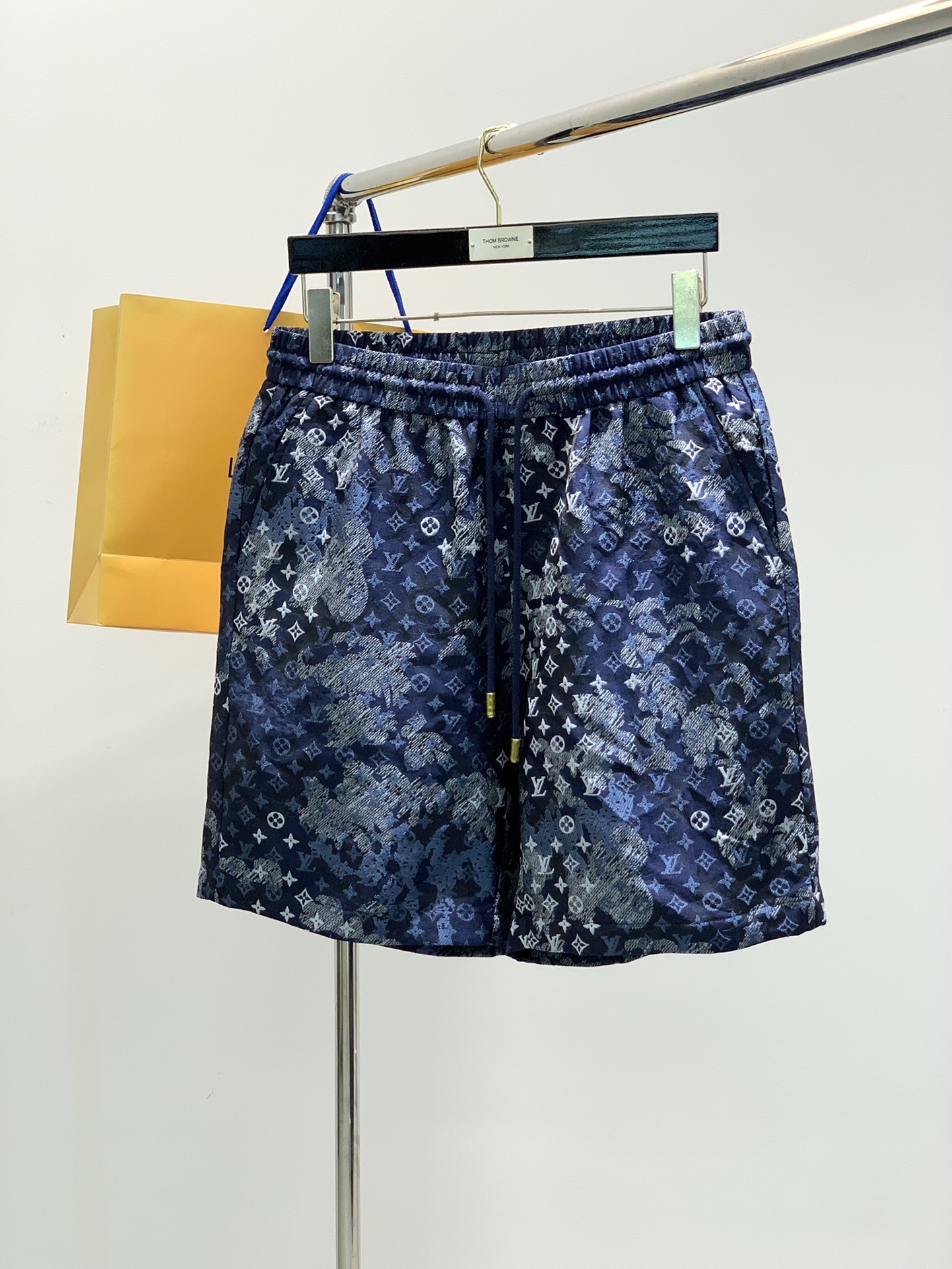 NO:150762,One set is not to be disassembled, Louis Vuitton, the latest model for spring 2025, available at the same time for counters, original orders, fashionable and casual suits, and the upper body is very distinctive!  Eye-catching and highlighted, imported original fabric, top-level jacquard craft letter pattern decoration logo, original hardware and auxiliary materials decoration, simple but not lacking in fashion, classic and atmospheric, comfortable and breathable, handsome and stylish on the upper body, 3 colors recommendation, code number M-3XL,, louis vuitton, louis vuitton, alexander wang19860909一套不拆,LouisVuitton 路易威登,2025春季最新款,专柜同步有售,原单狠货,时尚休闲套装,上身很有特点！吸睛而有亮点,进口原版面料,顶级提花工艺字母图案装饰Logo,原版五金辅料装饰,简单而不失时尚,经典大气,舒适透气,上身帅气有型,3色推荐,码数M-3XL,,louis vuitton,louis vuitton,alexander wang,Men's clothing