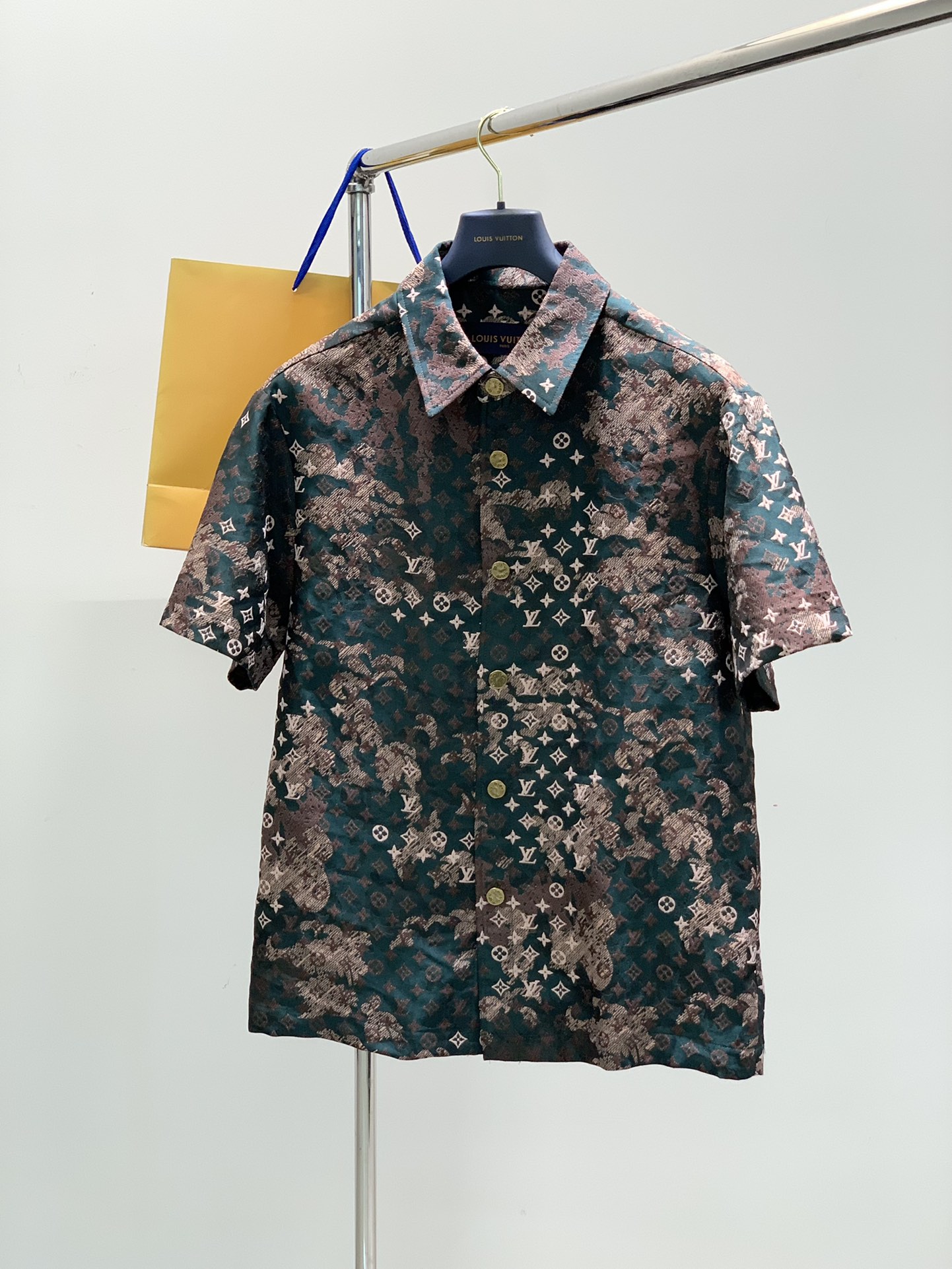 NO:150766,One set, not to be disassembled, Louis Vuitton, the latest model for spring 2025, available at the same time for counters, original orders, fashionable and casual suits, and the upper body is very distinctive!  Eye-catching and highlighted, imported original fabric, top-level jacquard craft letter pattern decoration logo, original hardware and auxiliary materials decoration, simple but not lacking in fashion, classic and atmospheric, comfortable and breathable, handsome and stylish on the upper body, 3 colors recommendation, code number M-3XL,, louis vuitton, louis vuitton, alexander wang19860909一套,不拆,LouisVuitton 路易威登,2025春季最新款,专柜同步有售,原单狠货,时尚休闲套装,上身很有特点！吸睛而有亮点,进口原版面料,顶级提花工艺字母图案装饰Logo,原版五金辅料装饰,简单而不失时尚,经典大气,舒适透气,上身帅气有型,3色推荐,码数M-3XL,,louis vuitton,louis vuitton,alexander wang,Men's clothing