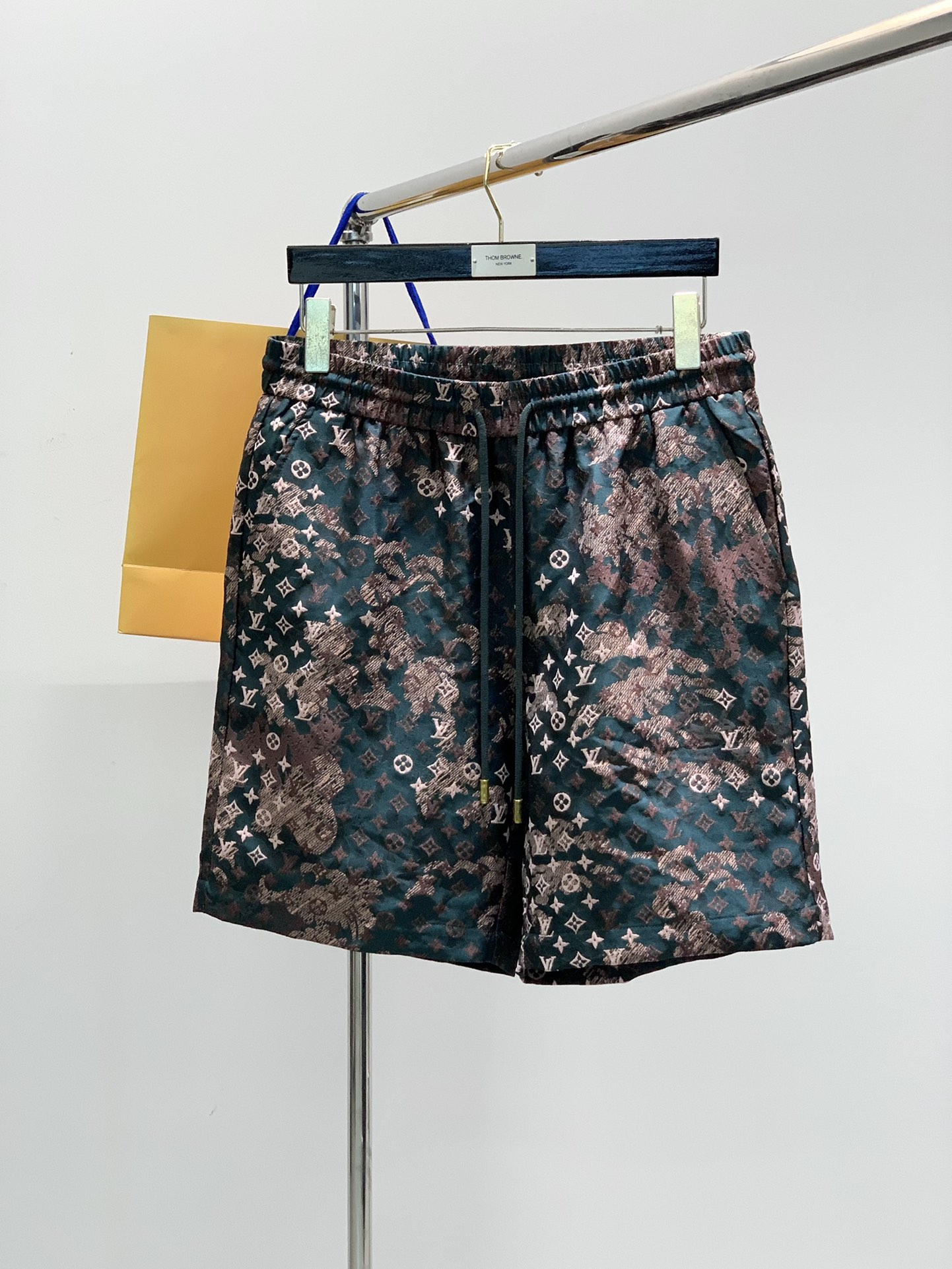 NO:150768,One set is not to be disassembled, Louis Vuitton, the latest model for spring 2025, available at the same time for counters, original orders, fashionable and casual suits, and the upper body is very distinctive!  Eye-catching and highlighted, imported original fabric, top-level jacquard craft letter pattern decoration logo, original hardware and auxiliary materials decoration, simple but not lacking in fashion, classic and atmospheric, comfortable and breathable, handsome and stylish on the upper body, 3 colors recommendation, code number M-3XL,, louis vuitton, louis vuitton, alexander wang19860909一套不拆,LouisVuitton 路易威登,2025春季最新款,专柜同步有售,原单狠货,时尚休闲套装,上身很有特点！吸睛而有亮点,进口原版面料,顶级提花工艺字母图案装饰Logo,原版五金辅料装饰,简单而不失时尚,经典大气,舒适透气,上身帅气有型,3色推荐,码数M-3XL,,louis vuitton,louis vuitton,alexander wang,Men's clothing