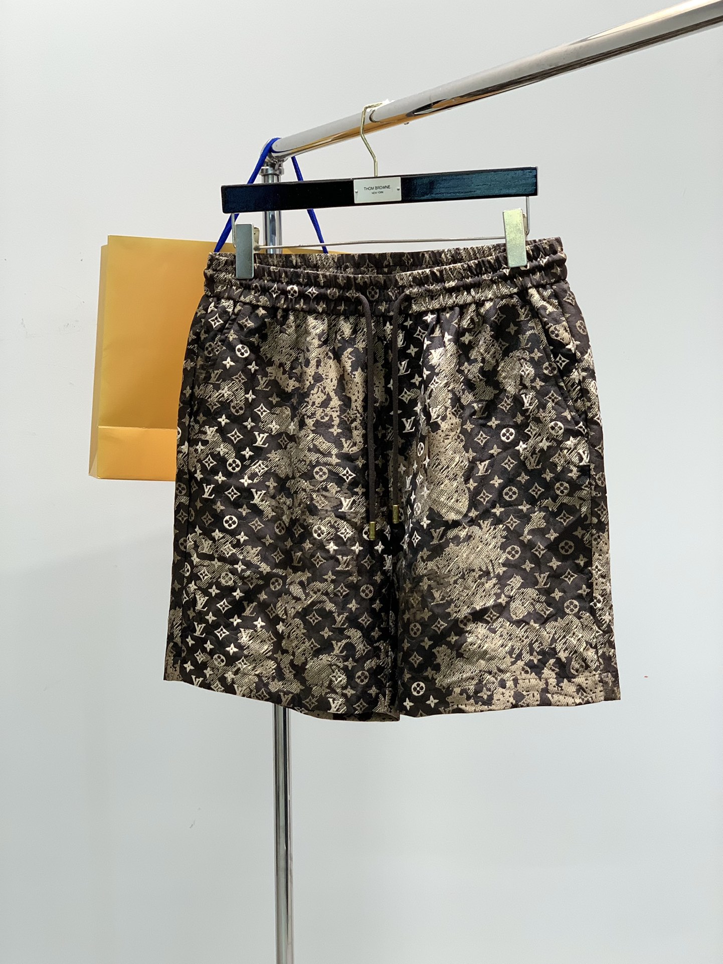 NO:150772,One set, not to be disassembled, Louis Vuitton, the latest model for spring 2025, available at the same time for counters, original orders, fashionable and casual suits, and the upper body is very distinctive!  Eye-catching and highlighted, imported original fabric, top-level jacquard craft letter pattern decoration logo, original hardware and auxiliary materials decoration, simple but not lacking in fashion, classic and atmospheric, comfortable and breathable, handsome and stylish on the upper body, 3 colors recommendation, code number M-3XL,, louis vuitton, louis vuitton, alexander wang19860909一套,不拆,LouisVuitton 路易威登,2025春季最新款,专柜同步有售,原单狠货,时尚休闲套装,上身很有特点！吸睛而有亮点,进口原版面料,顶级提花工艺字母图案装饰Logo,原版五金辅料装饰,简单而不失时尚,经典大气,舒适透气,上身帅气有型,3色推荐,码数M-3XL,,louis vuitton,louis vuitton,alexander wang,Men's clothing