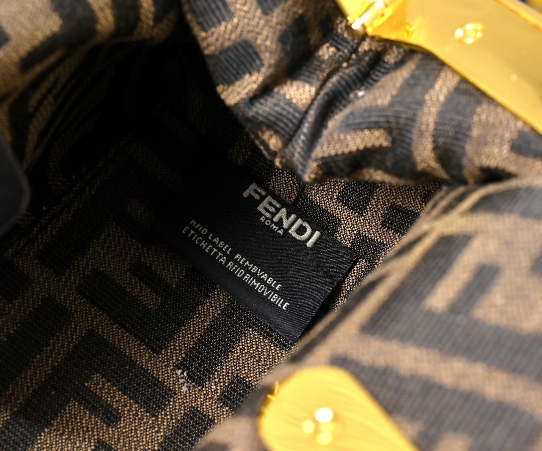 型号80016
全新FEND1 First来了！！
设计师Kim Jones主导下，设计的第一款Fend