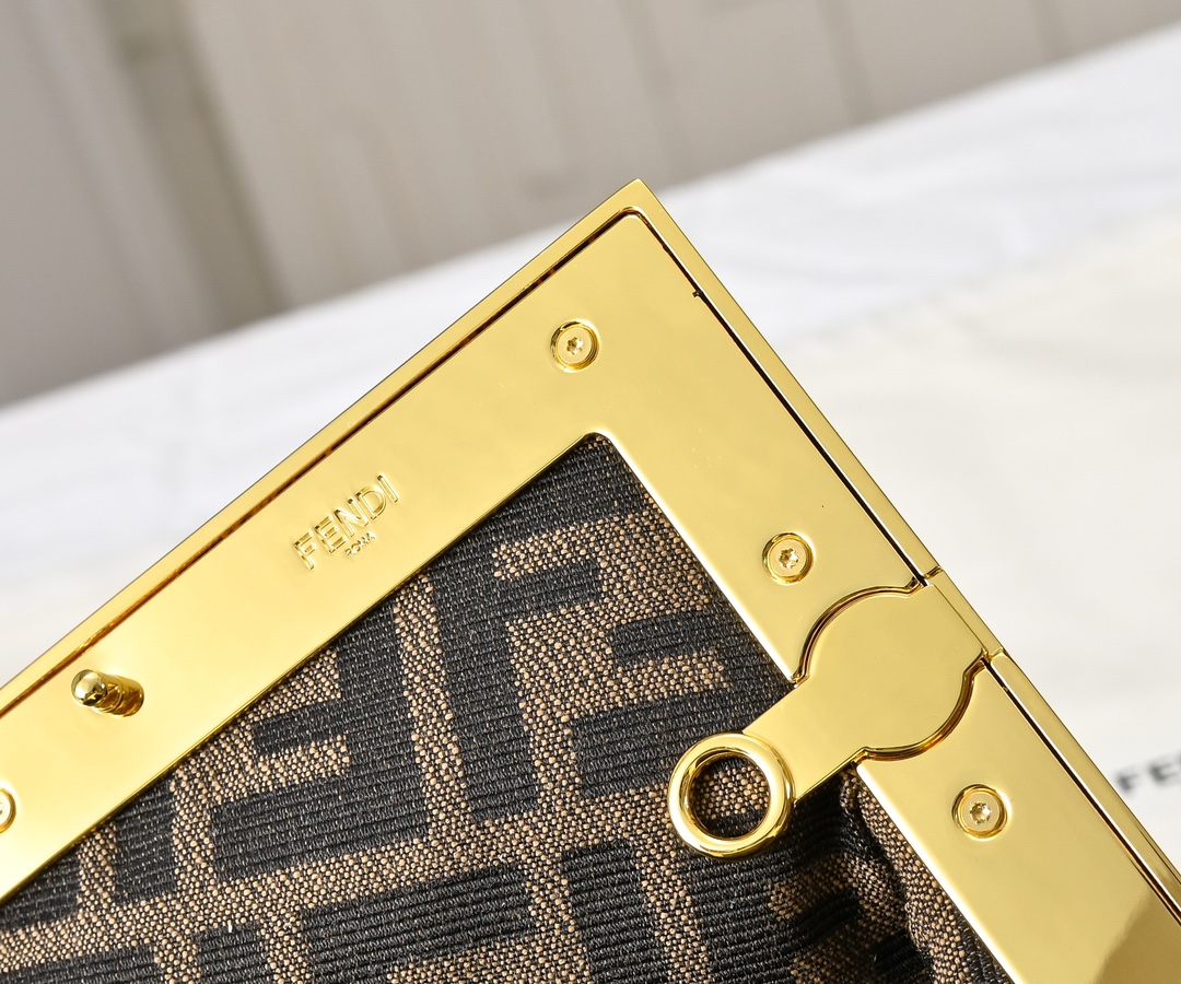 型号80016
全新FEND1 First来了！！
设计师Kim Jones主导下，设计的第一款Fend