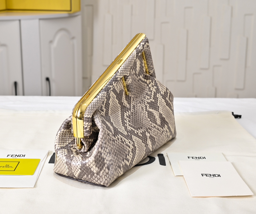 型号80016
全新FEND1 First来了！！
设计师Kim Jones主导下，设计的第一款Fend