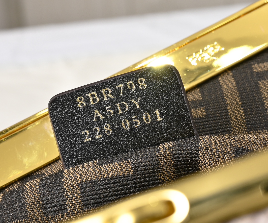 型号80016
全新FEND1 First来了！！
设计师Kim Jones主导下，设计的第一款Fend