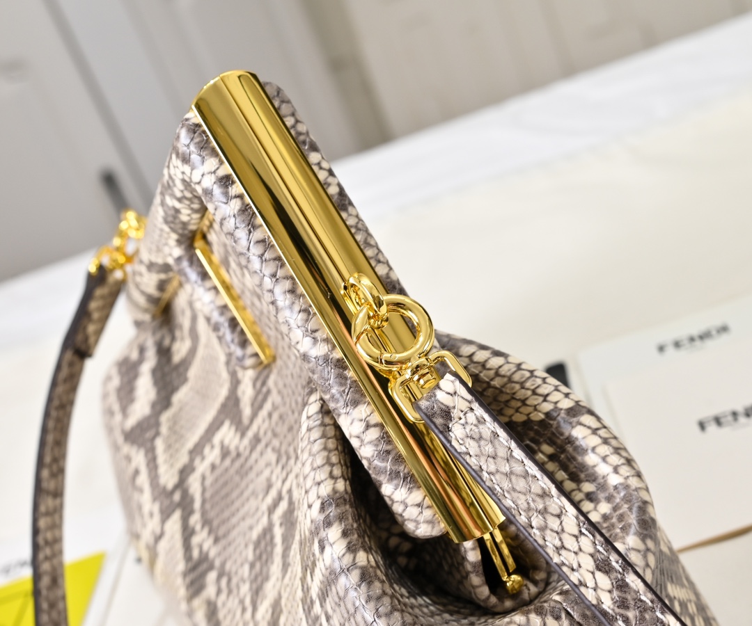 型号80016
全新FEND1 First来了！！
设计师Kim Jones主导下，设计的第一款Fend