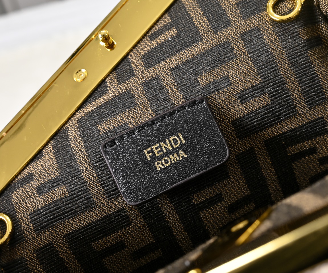 型号80016
全新FEND1 First来了！！
设计师Kim Jones主导下，设计的第一款Fend