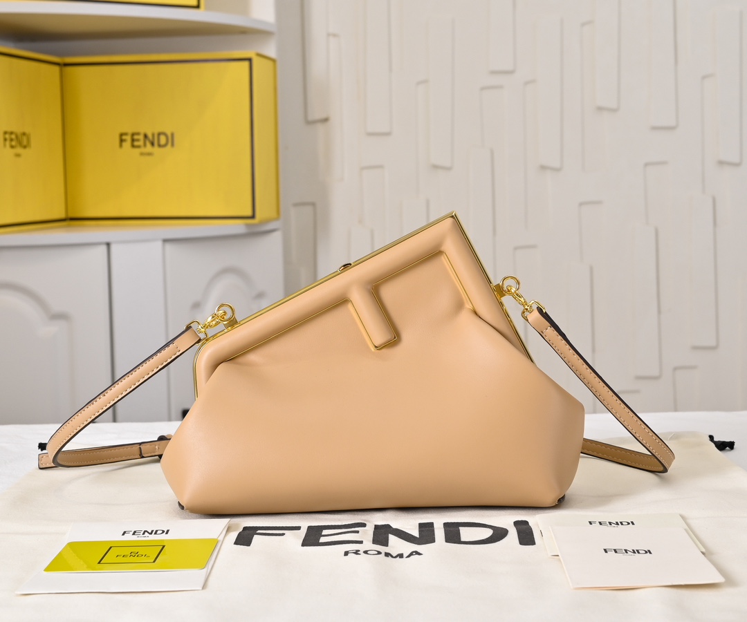 型号80016
全新FEND1 First来了！！
设计师Kim Jones主导下，设计的第一款Fend