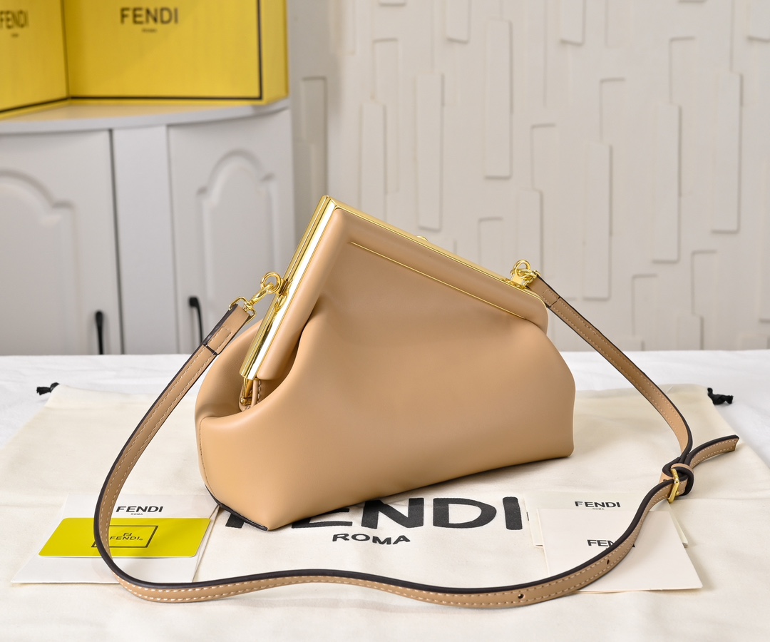 型号80016
全新FEND1 First来了！！
设计师Kim Jones主导下，设计的第一款Fend