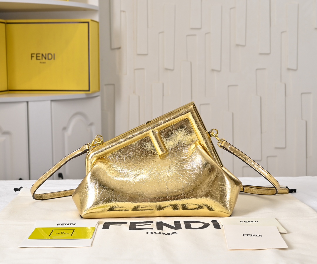 型号80016
全新FEND1 First来了！！
设计师Kim Jones主导下，设计的第一款Fend