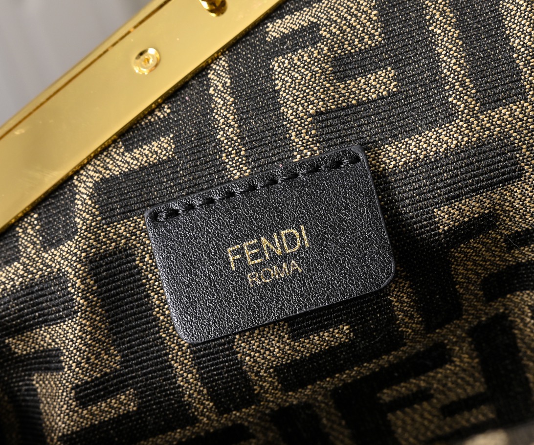 型号80016
全新FEND1 First来了！！
设计师Kim Jones主导下，设计的第一款Fend