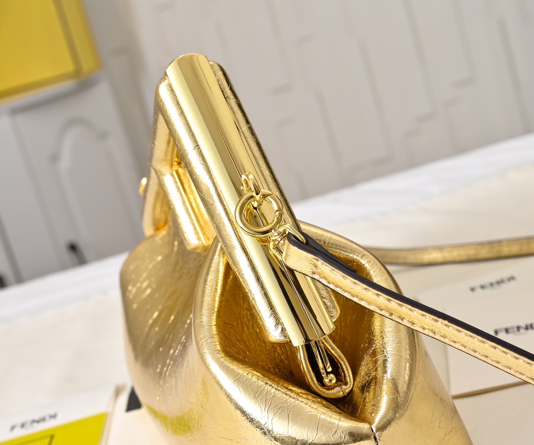 型号80016
全新FEND1 First来了！！
设计师Kim Jones主导下，设计的第一款Fend