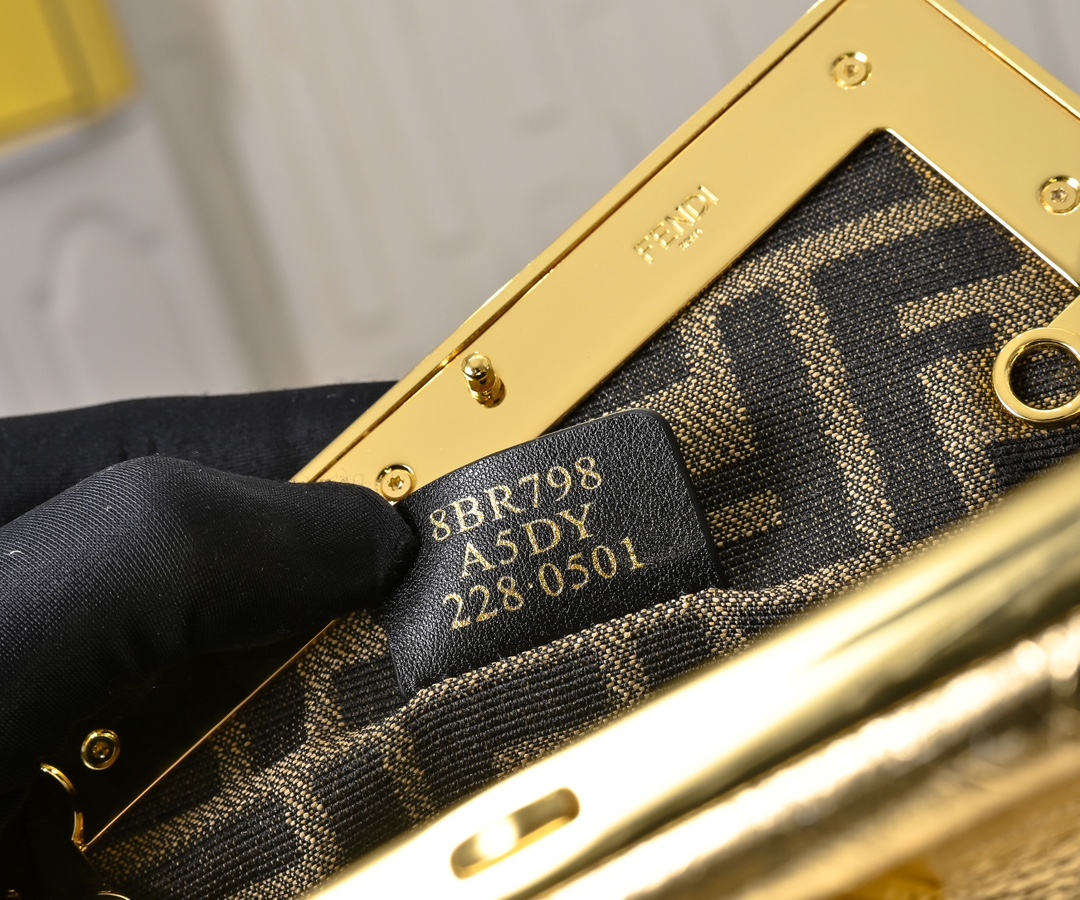 型号80016
全新FEND1 First来了！！
设计师Kim Jones主导下，设计的第一款Fend