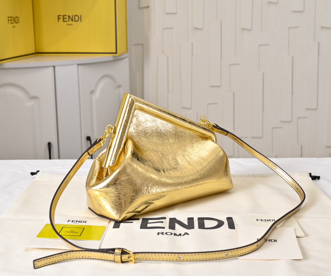 型号80016
全新FEND1 First来了！！
设计师Kim Jones主导下，设计的第一款Fend