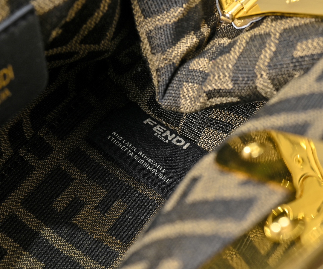 型号80016
全新FEND1 First来了！！
设计师Kim Jones主导下，设计的第一款Fend