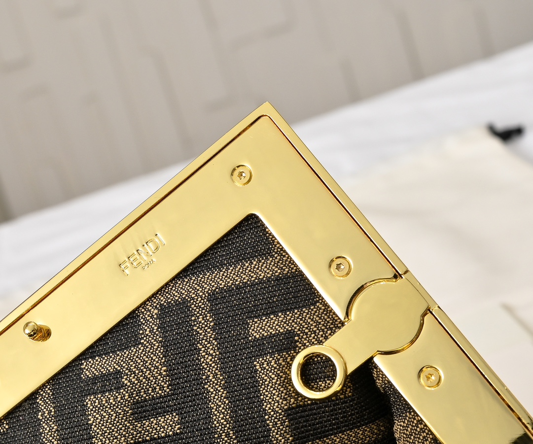 型号80016
全新FEND1 First来了！！
设计师Kim Jones主导下，设计的第一款Fend