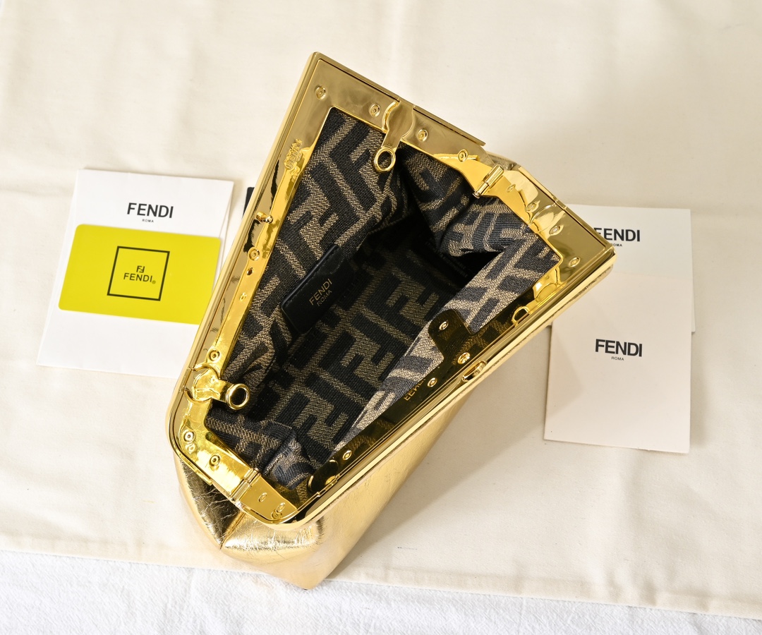 型号80016
全新FEND1 First来了！！
设计师Kim Jones主导下，设计的第一款Fend