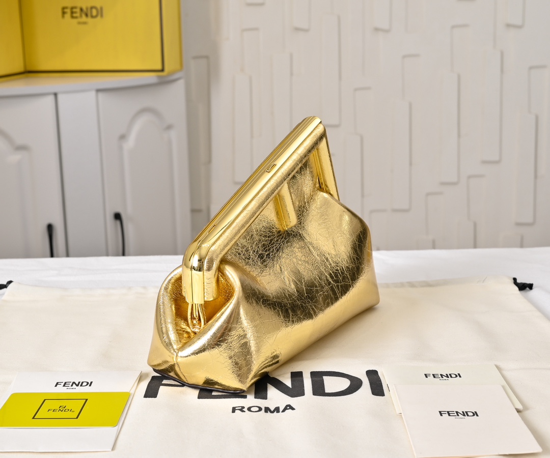 型号80016
全新FEND1 First来了！！
设计师Kim Jones主导下，设计的第一款Fend