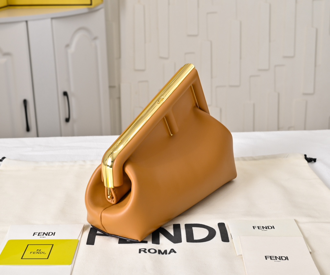 型号80016
全新FEND1 First来了！！
设计师Kim Jones主导下，设计的第一款Fend