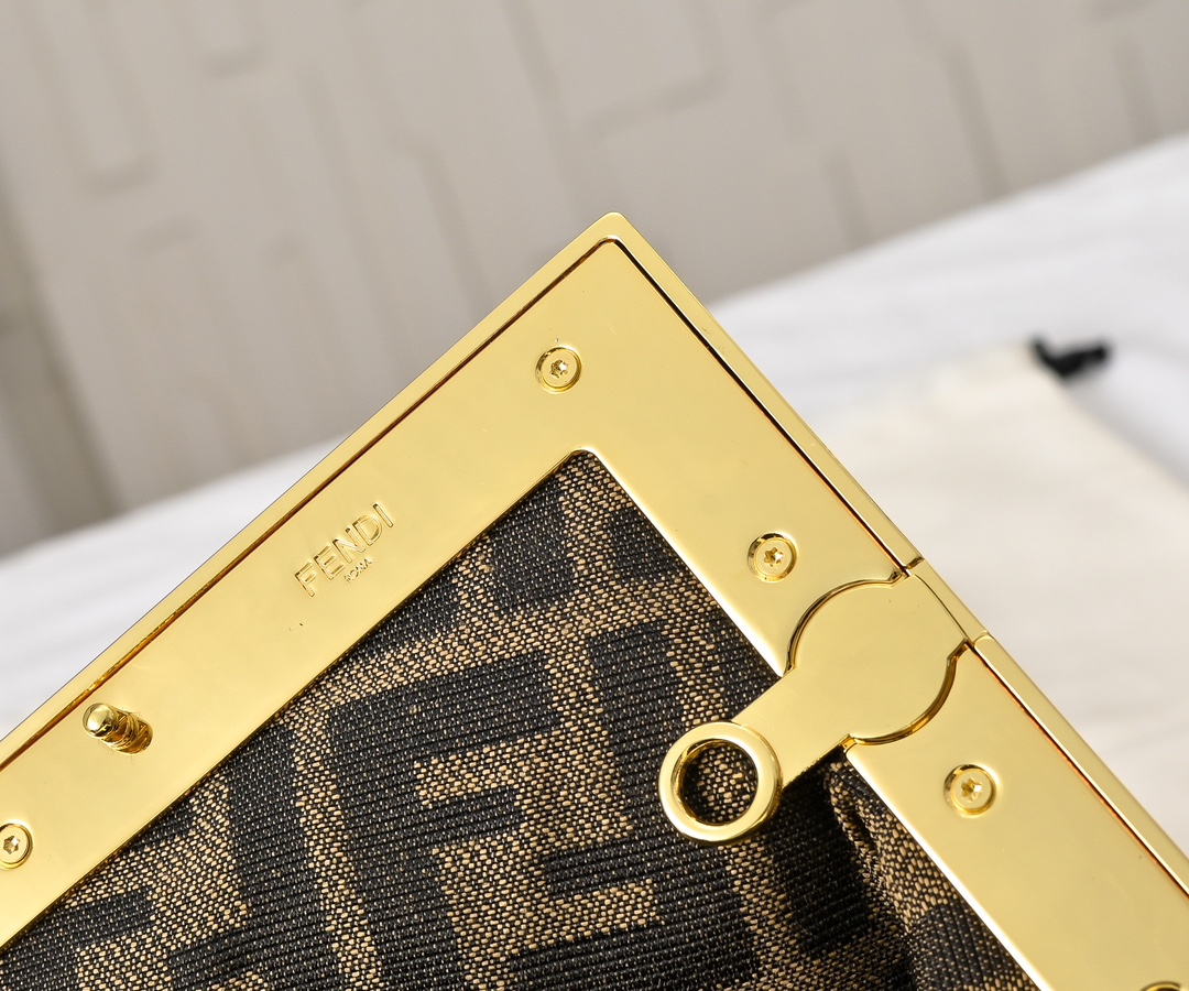 型号80016
全新FEND1 First来了！！
设计师Kim Jones主导下，设计的第一款Fend