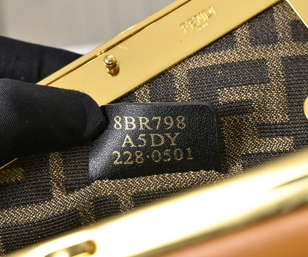 型号80016
全新FEND1 First来了！！
设计师Kim Jones主导下，设计的第一款Fend