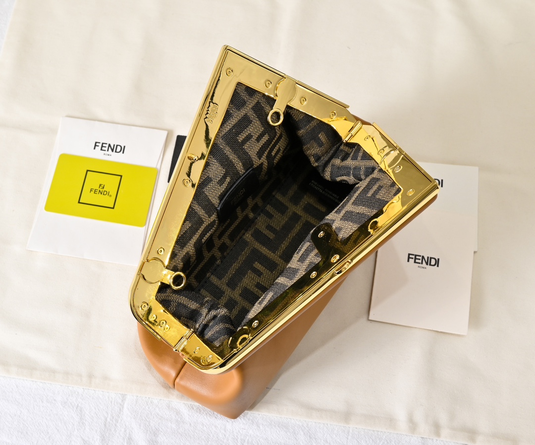 型号80016
全新FEND1 First来了！！
设计师Kim Jones主导下，设计的第一款Fend