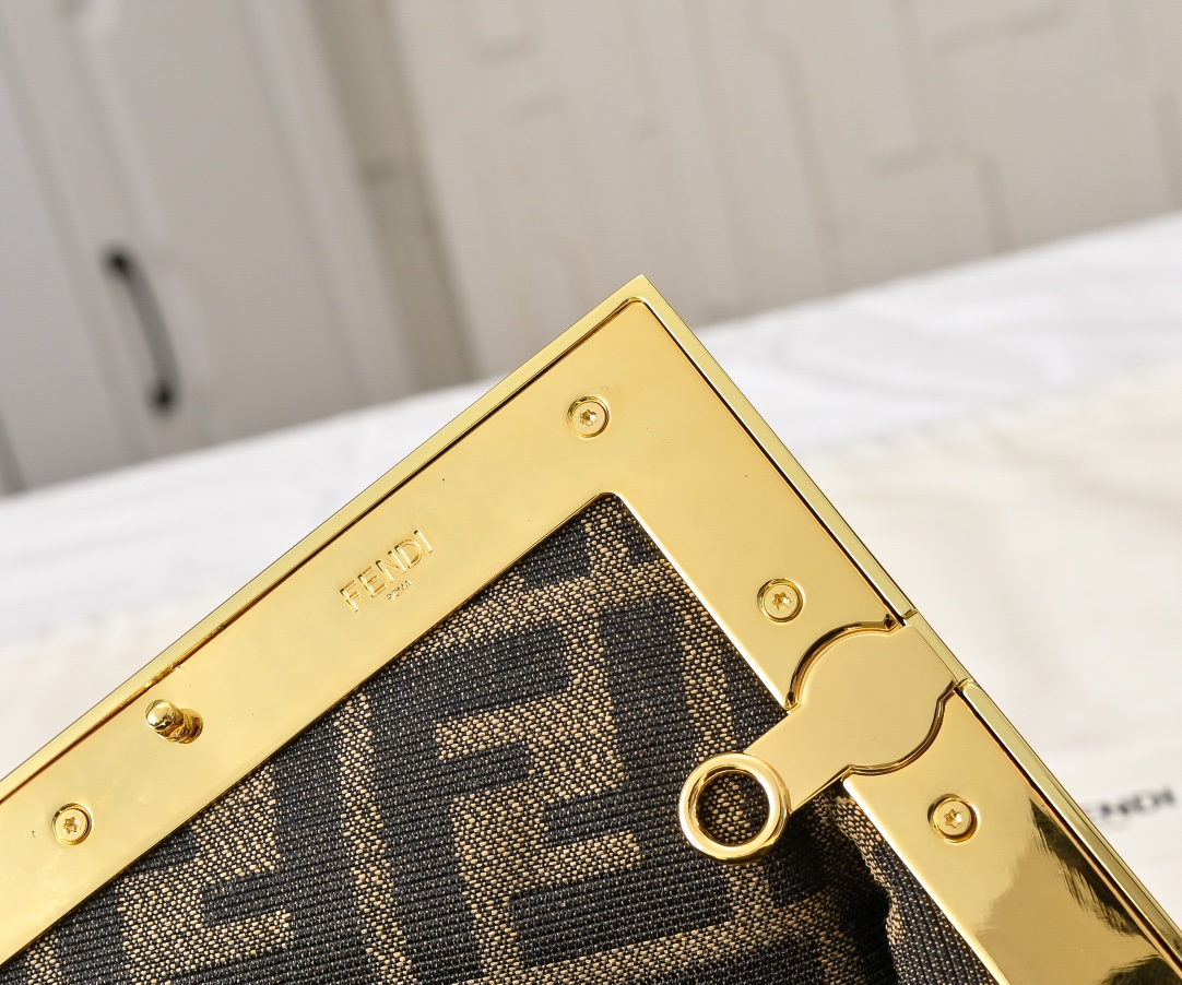 型号80016
全新FEND1 First来了！！
设计师Kim Jones主导下，设计的第一款Fend