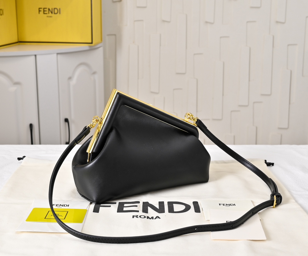 型号80016
全新FEND1 First来了！！
设计师Kim Jones主导下，设计的第一款Fend