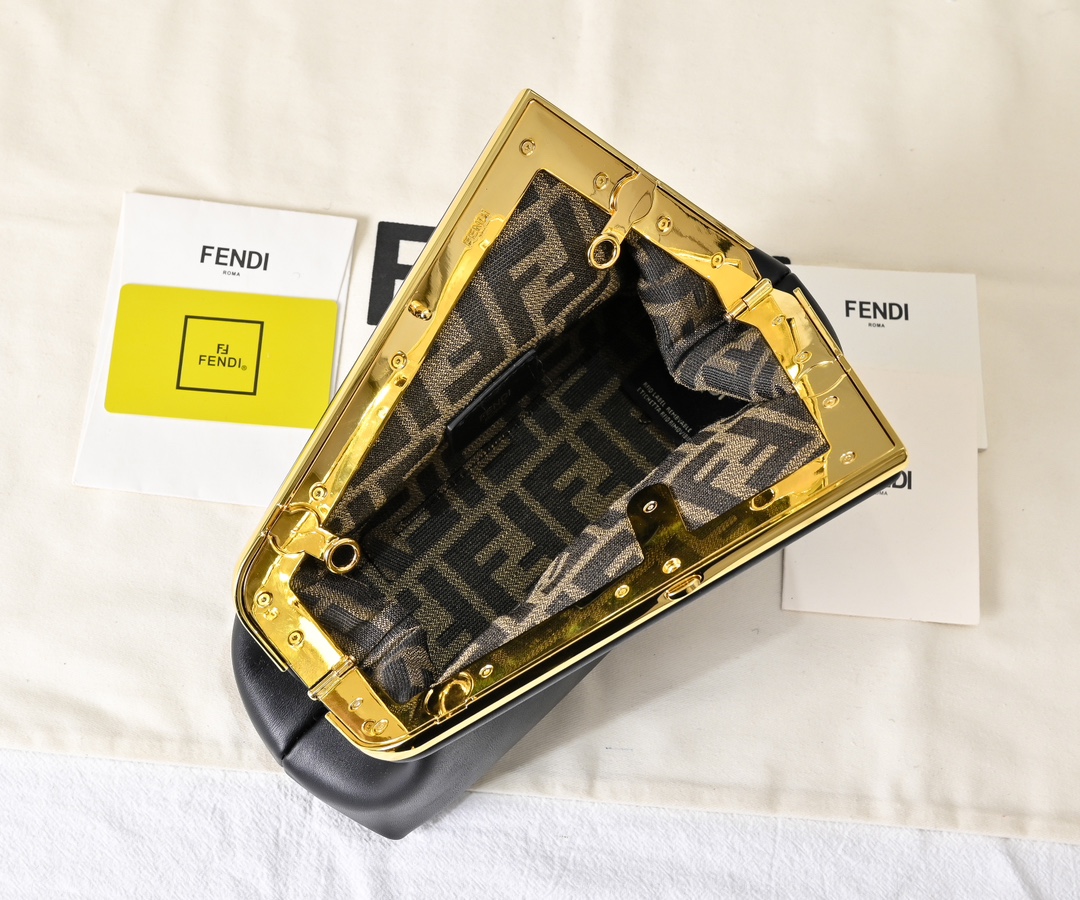 型号80016
全新FEND1 First来了！！
设计师Kim Jones主导下，设计的第一款Fend