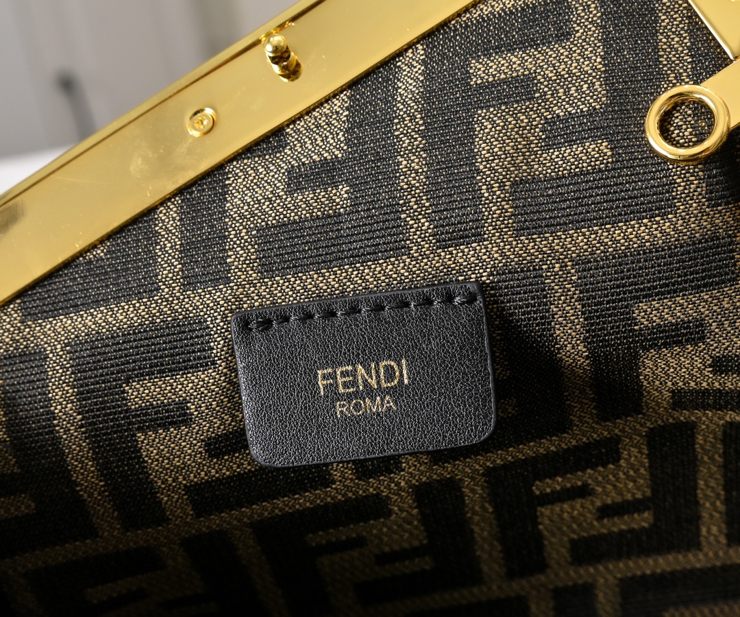 型号80016
全新FEND1 First来了！！
设计师Kim Jones主导下，设计的第一款Fend