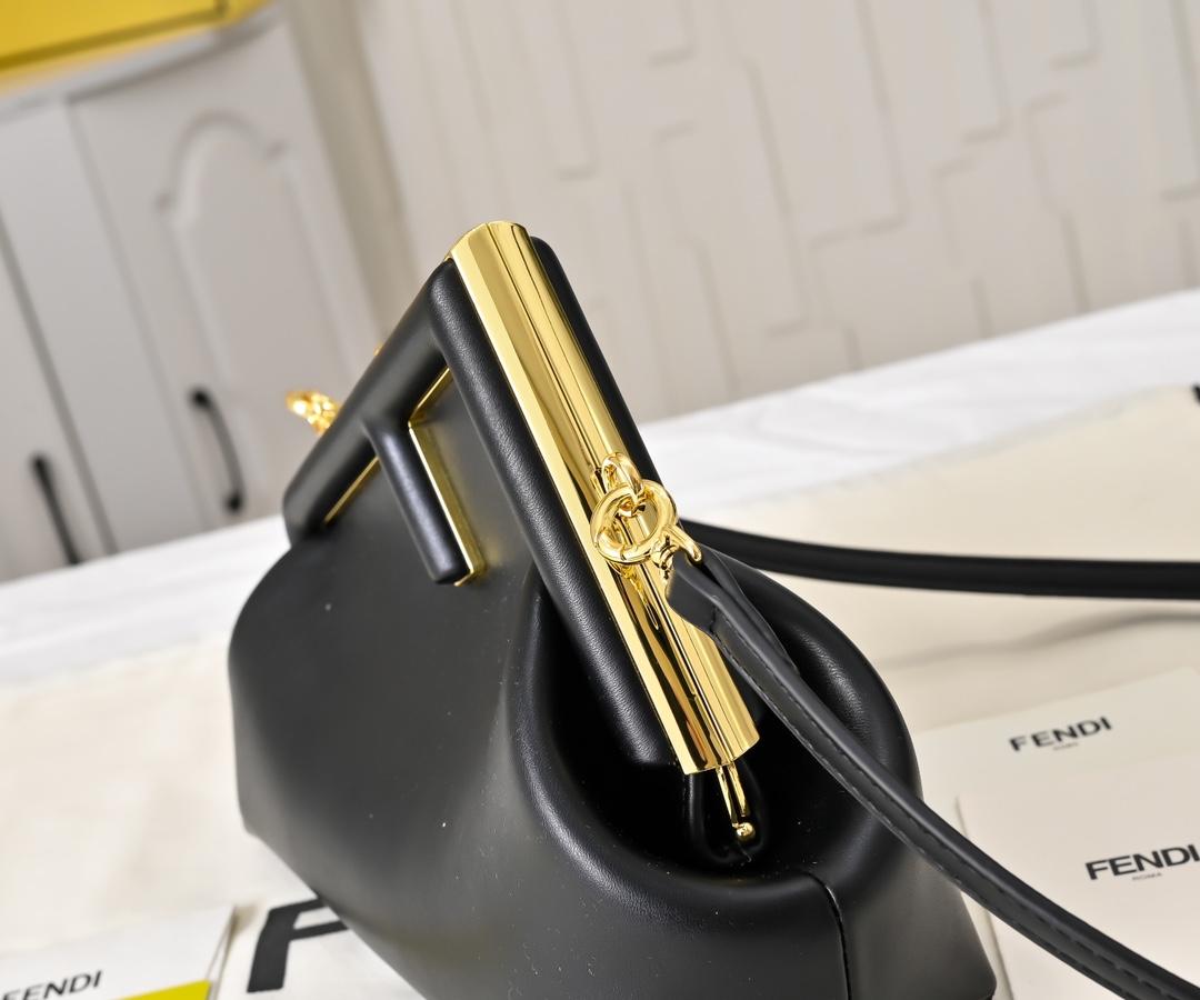 型号80016
全新FEND1 First来了！！
设计师Kim Jones主导下，设计的第一款Fend