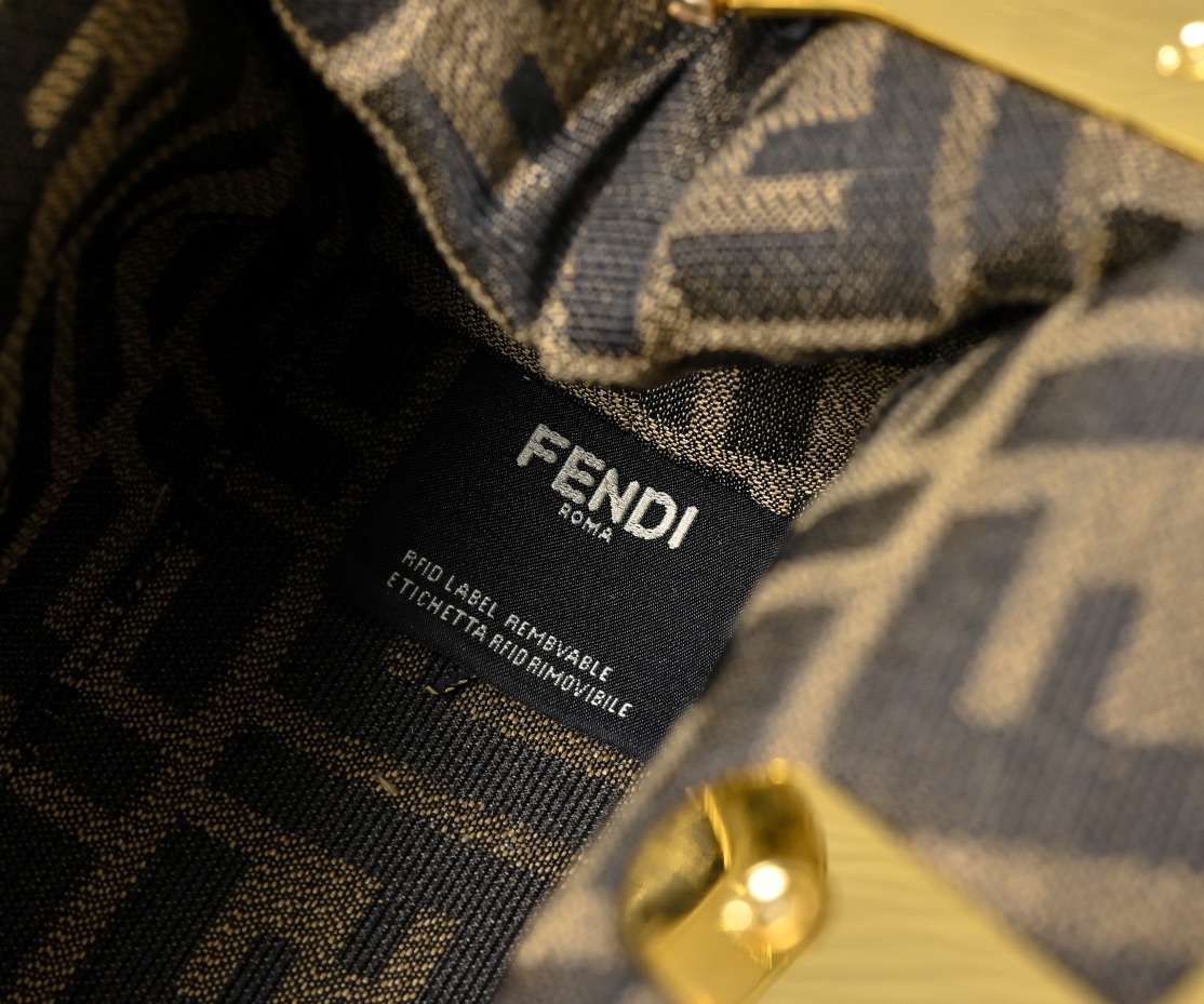 型号80016
全新FEND1 First来了！！
设计师Kim Jones主导下，设计的第一款Fend