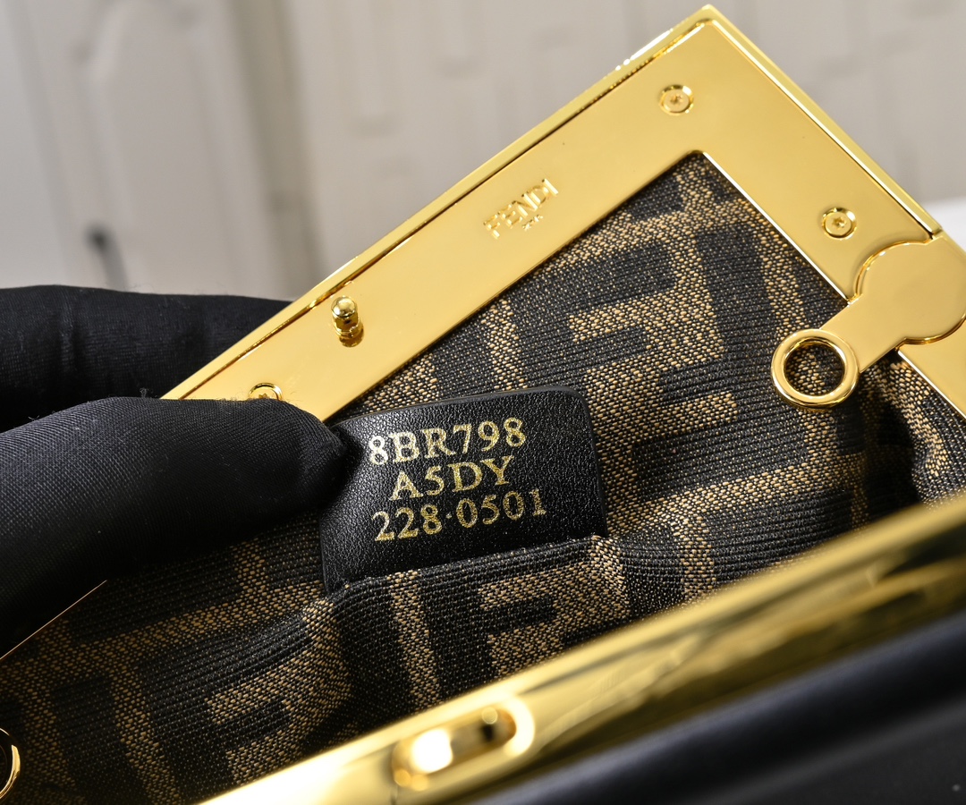 型号80016
全新FEND1 First来了！！
设计师Kim Jones主导下，设计的第一款Fend