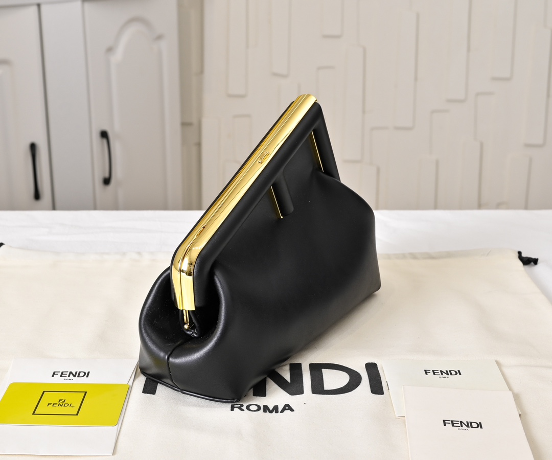 型号80016
全新FEND1 First来了！！
设计师Kim Jones主导下，设计的第一款Fend