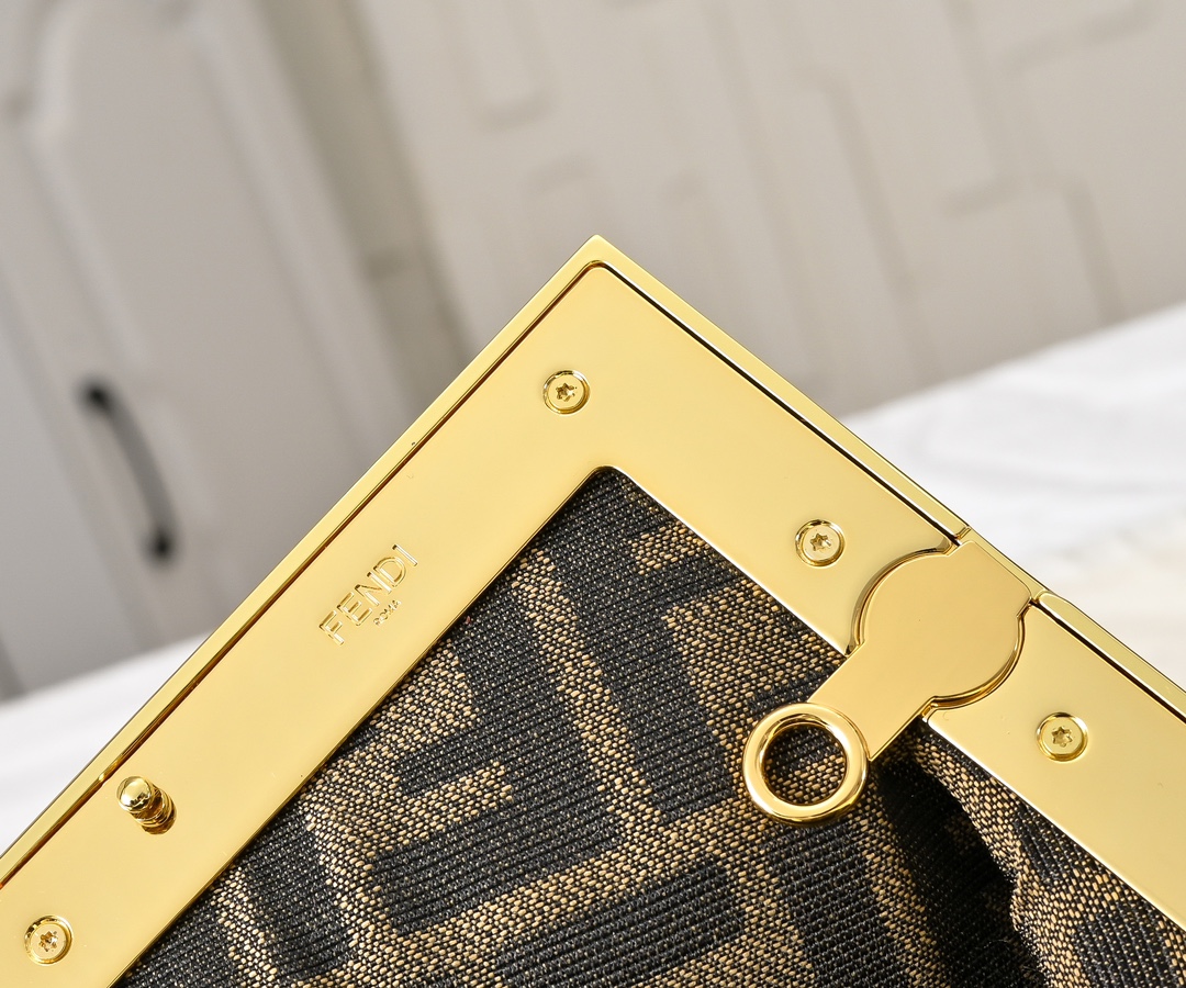 型号80016
全新FEND1 First来了！！
设计师Kim Jones主导下，设计的第一款Fend