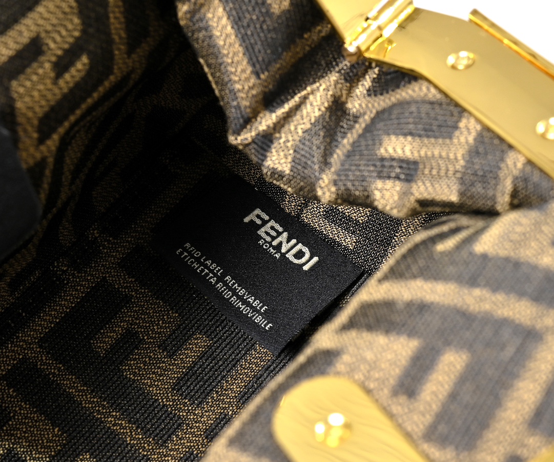 型号80016
全新FEND1 First来了！！
设计师Kim Jones主导下，设计的第一款Fend