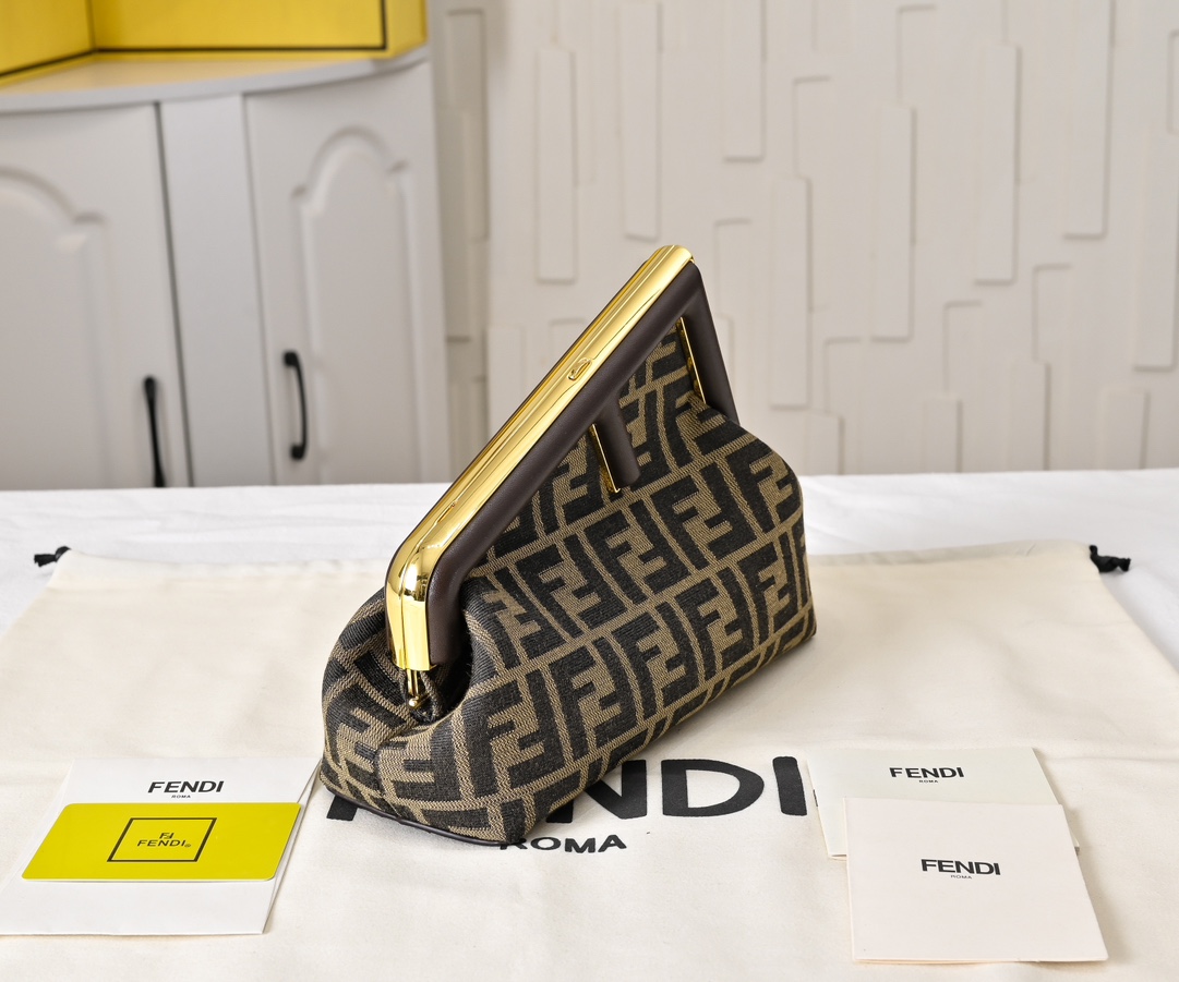 型号80016
全新FEND1 First来了！！
设计师Kim Jones主导下，设计的第一款Fend