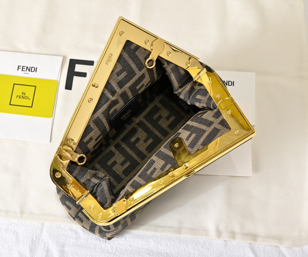 型号80016
全新FEND1 First来了！！
设计师Kim Jones主导下，设计的第一款Fend