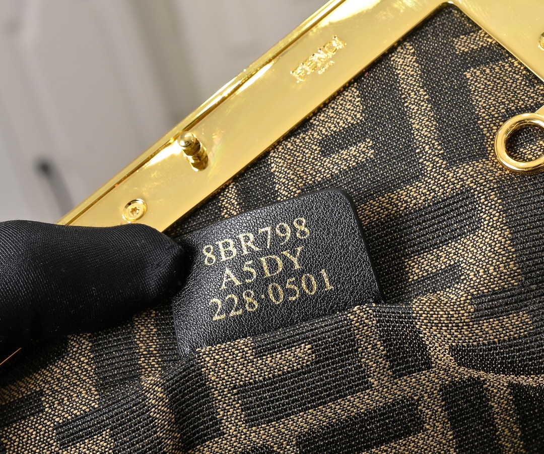 型号80016
全新FEND1 First来了！！
设计师Kim Jones主导下，设计的第一款Fend