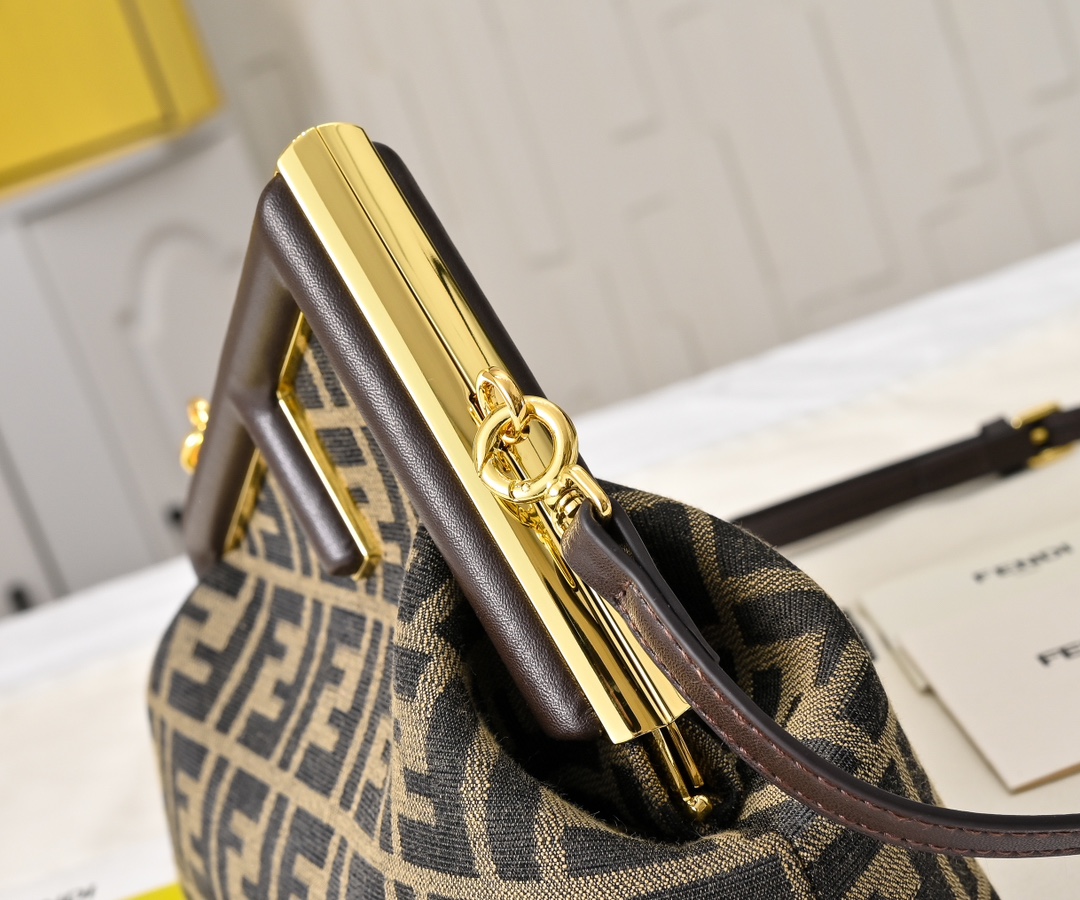 型号80016
全新FEND1 First来了！！
设计师Kim Jones主导下，设计的第一款Fend