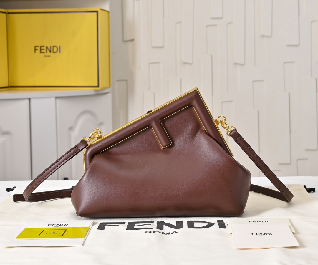 型号80016
全新FEND1 First来了！！
设计师Kim Jones主导下，设计的第一款Fend